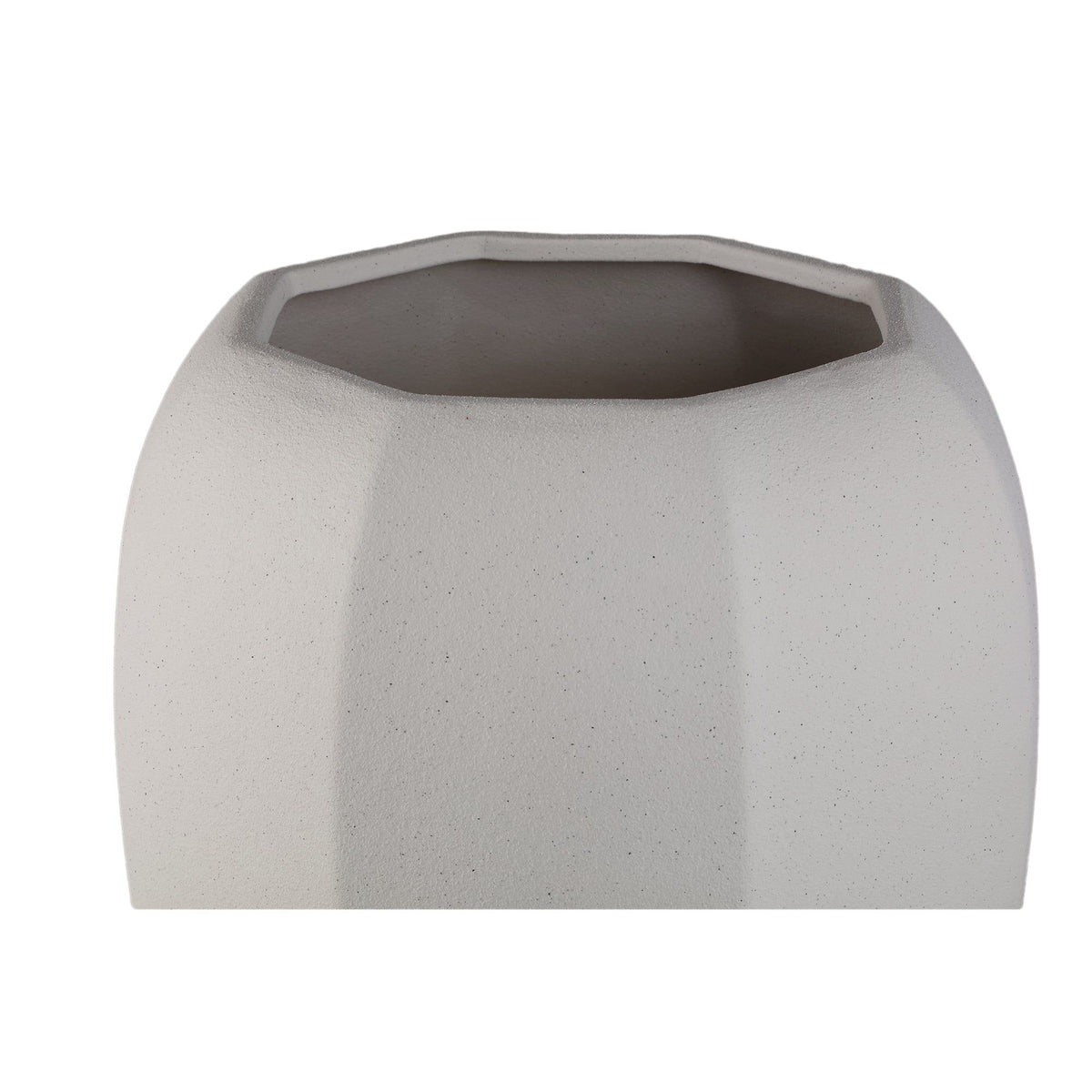 Myrick pot XL van PTMD van opzij, crème keramiek met achthoekige facetten