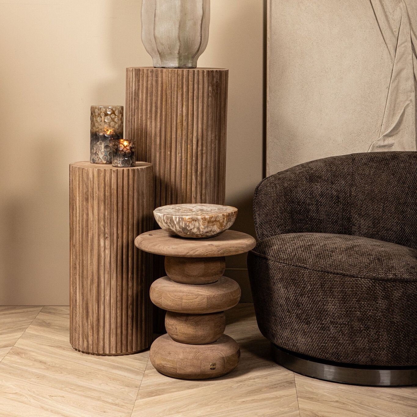 Natae Beige Round Glass Ribbed Vase High van PTMD als sculpturaal accent in het interieur