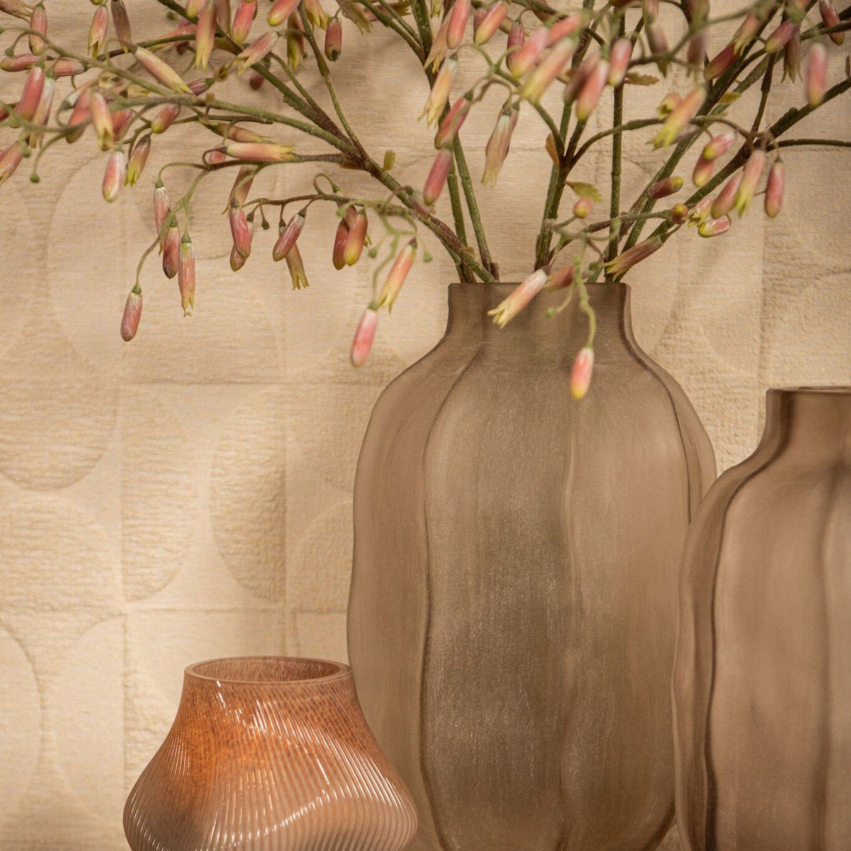 Natae Beige Round Glass Ribbed Vase High van PTMD, sfeerbeeld in een modern interieur