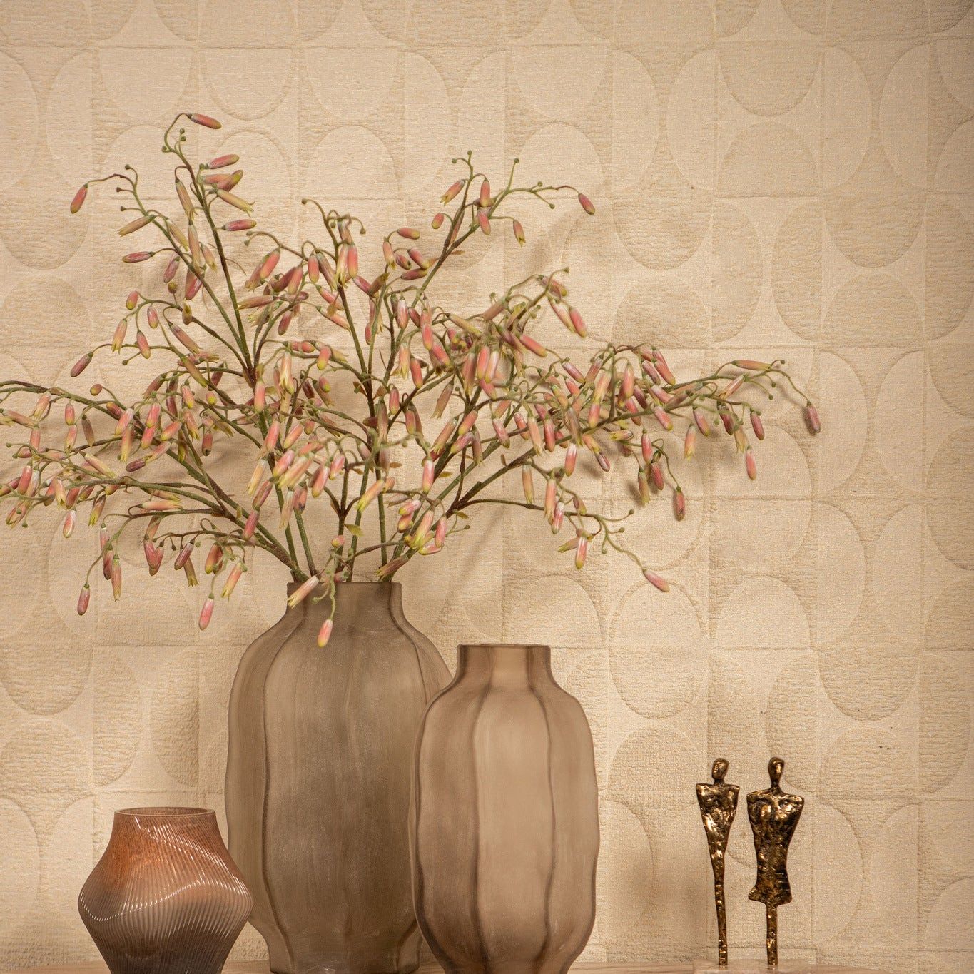 Natae Beige Round Glass Ribbed Vase Low van PTMD in een sfeervolle interieursetting