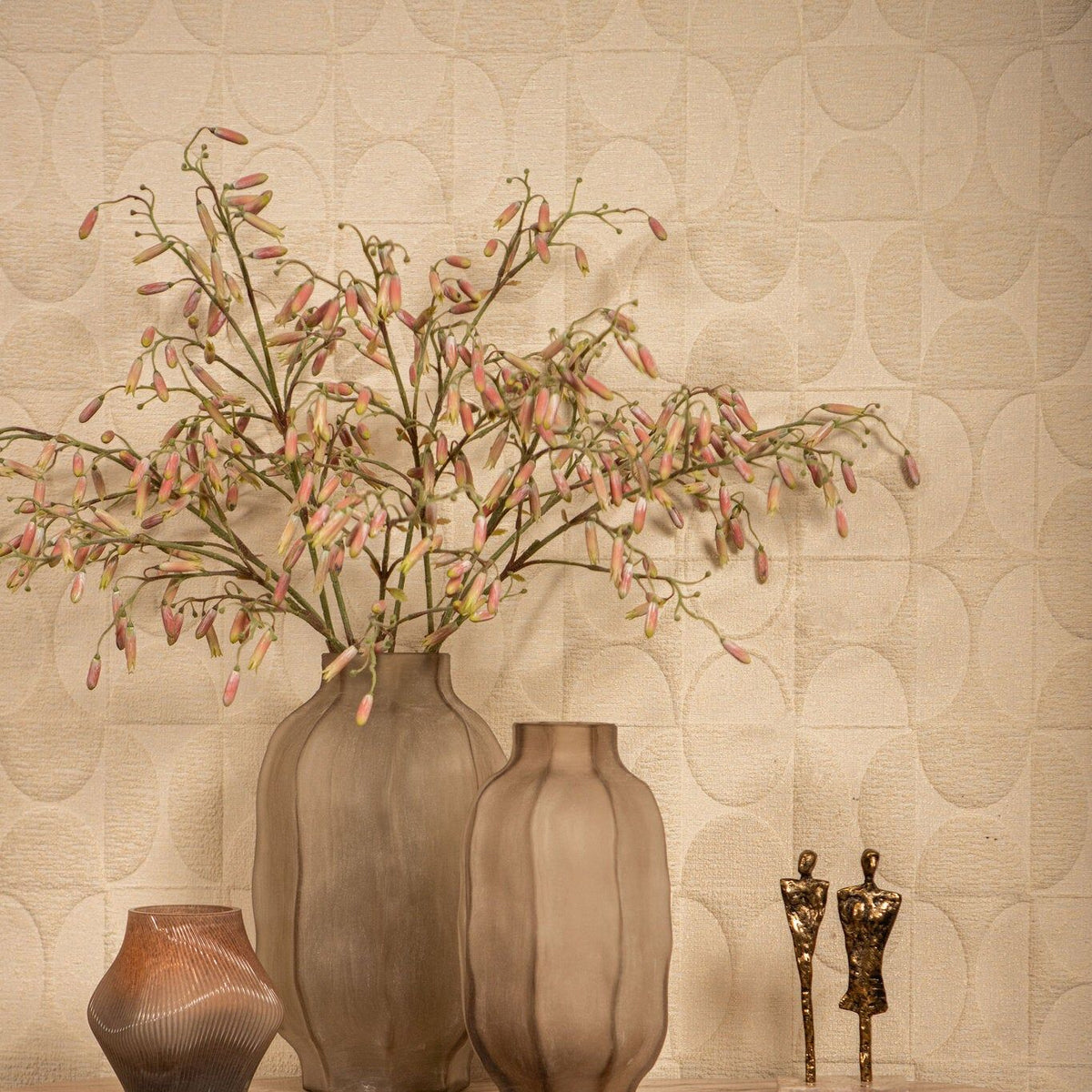 Natae Beige Round Glass Ribbed Vase Low van PTMD gestyled op een dressoir