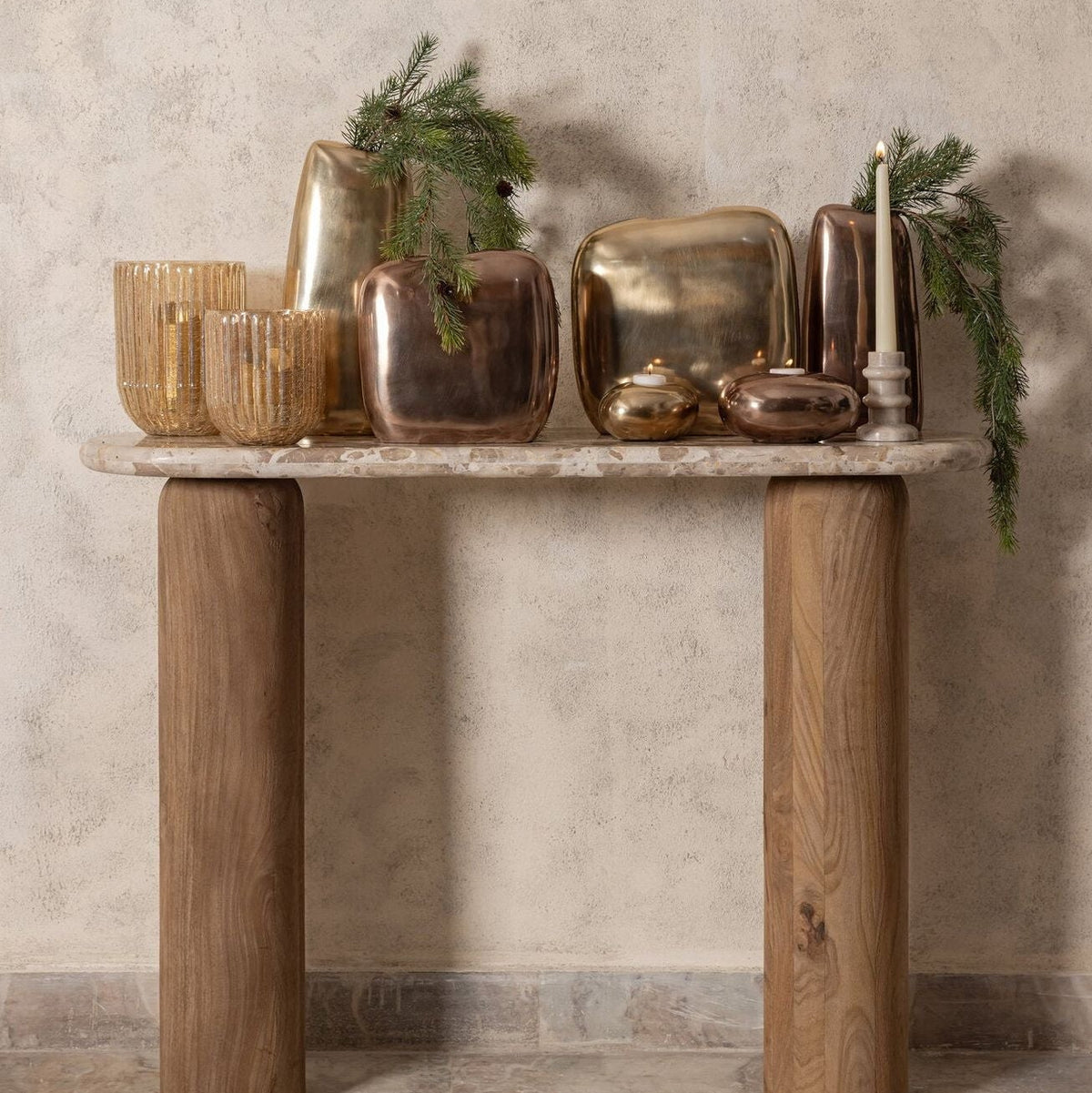 Nylah Pot Laag Gegoten Aluminium Brons Large van PTMD, sfeerbeeld van de bronzen pot in een interieur
