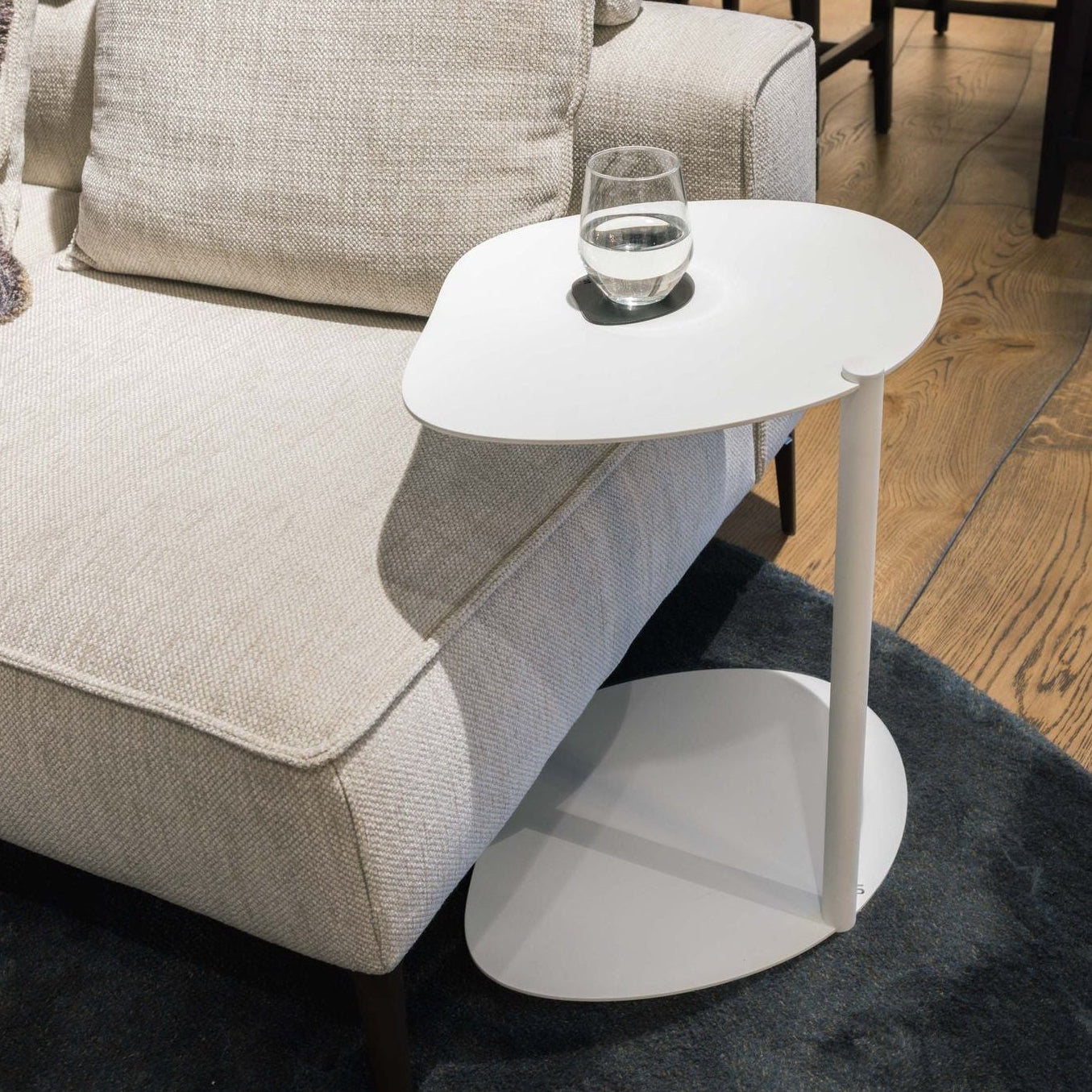 Witte Orga bijzettafel van Steelful met organisch gevormd blad, gefotografeerd in een interieur