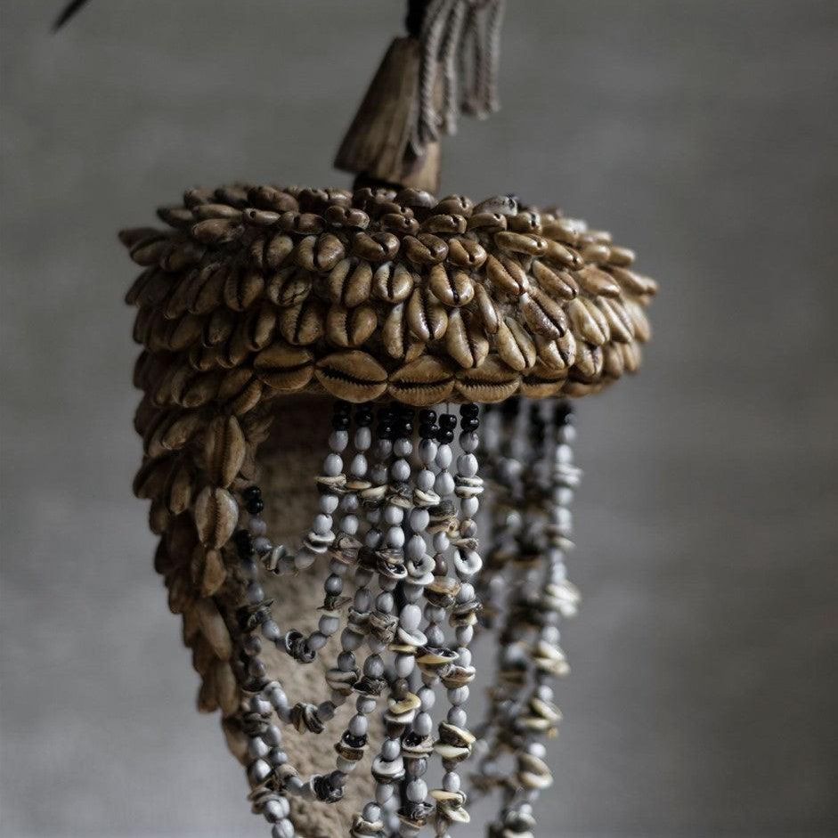 Decoratieve Balinese helm H110cm naast de bank MUST Living