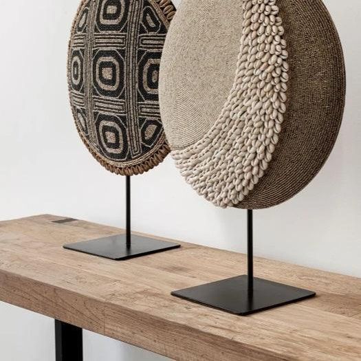 Ornament Becky met schelpen en kralen op zwarte voet
