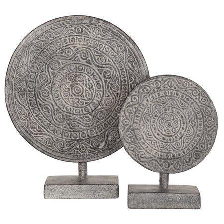 Ornamenten op voet van MUST Living, set van twee decoratieve objecten in antiek wit