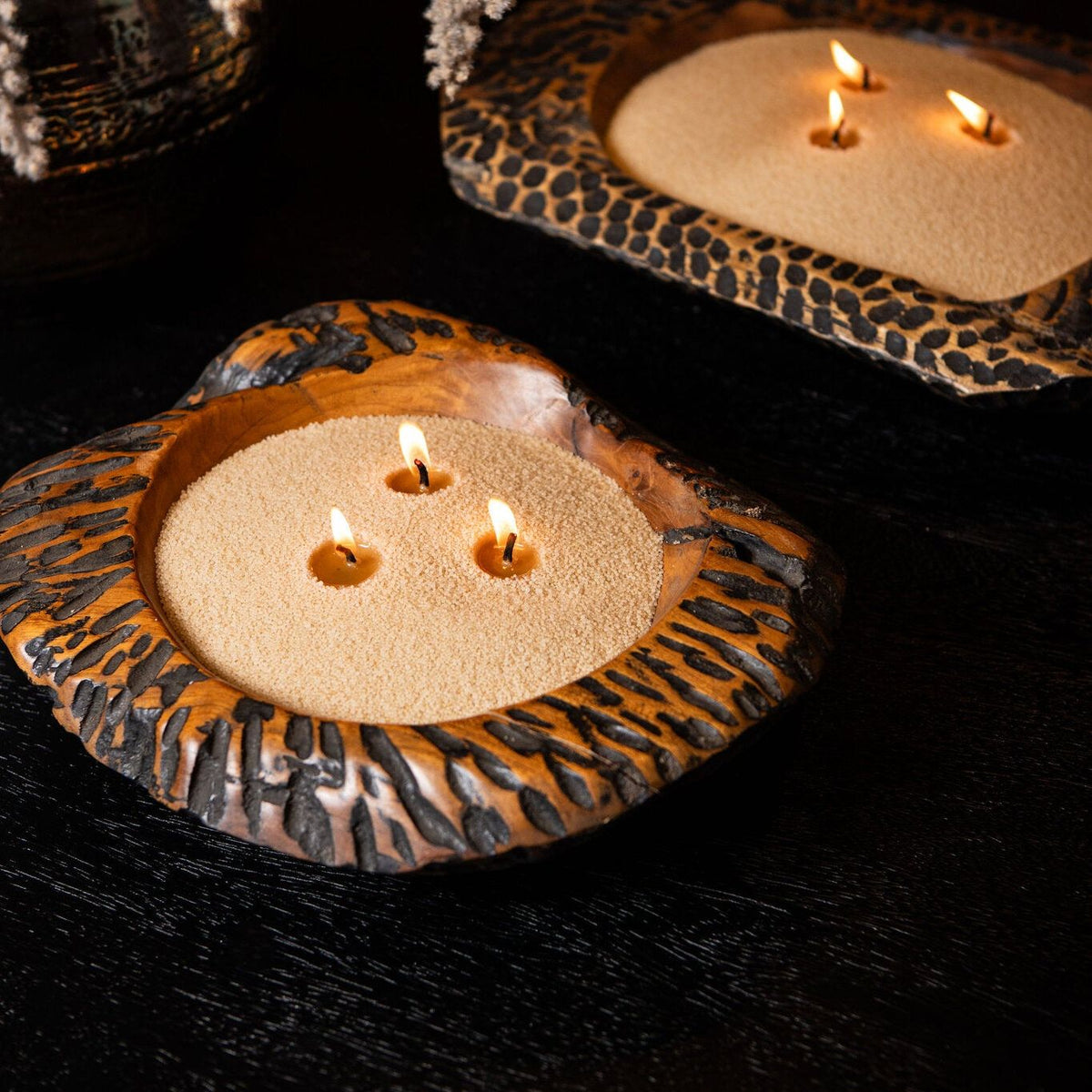 Pearl Kaarsenzand Beige van PTMD als sfeervolle kaars in een houten schaal op tafel