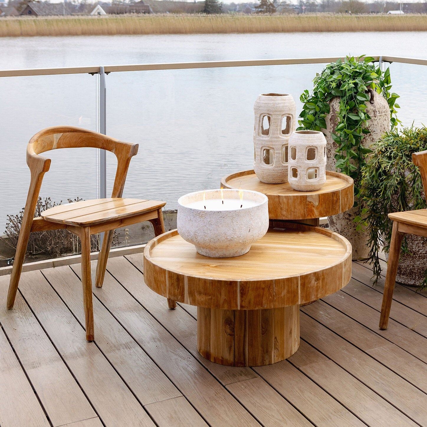 Pot Vikki Beige Keramiek Hoog Rond Klein van PTMD, beige pot in een sfeervolle interieursetting