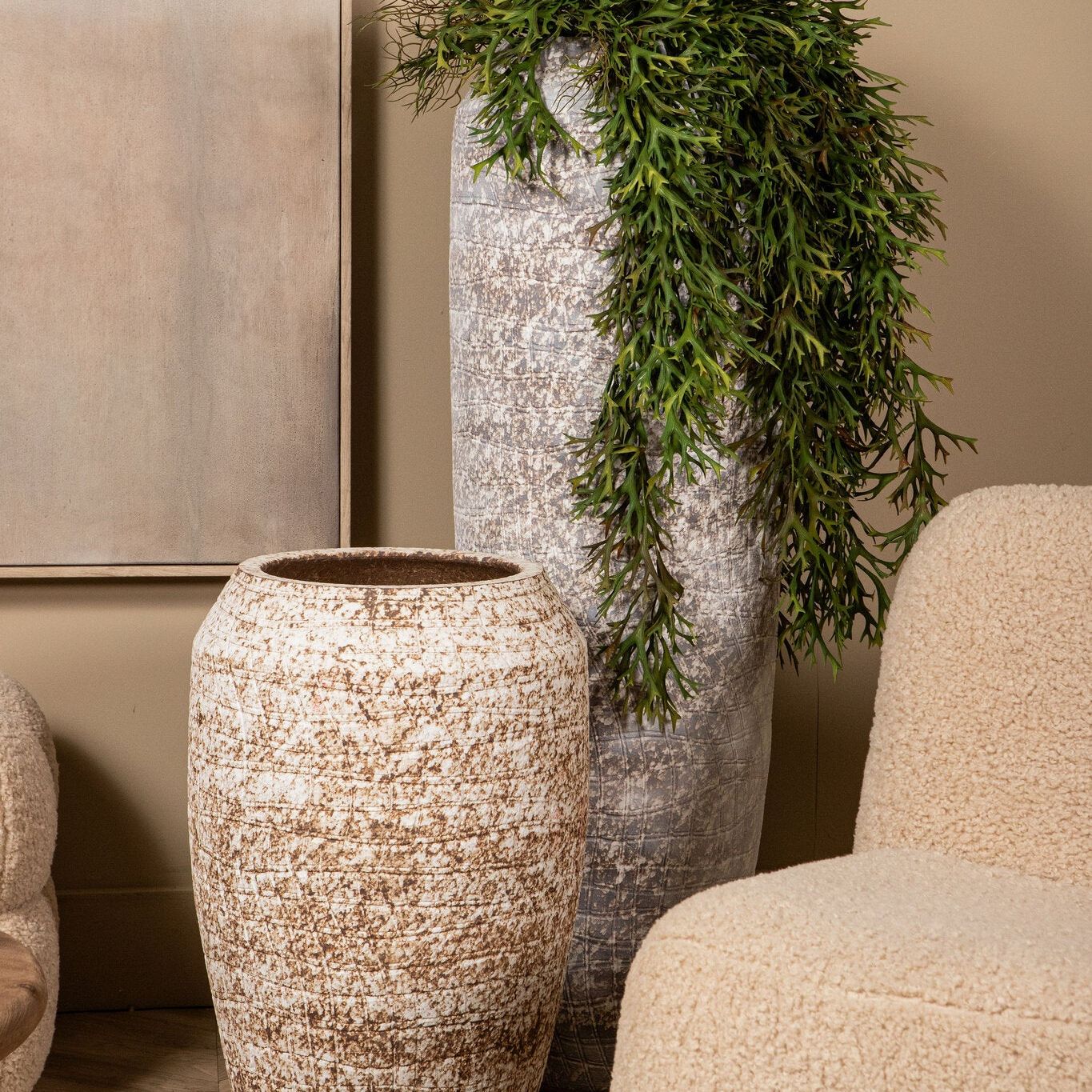 Pot Vikki Beige Keramiek Hoog Rond Klein van PTMD, detail van de ruwe keramische structuur in een woonkamer
