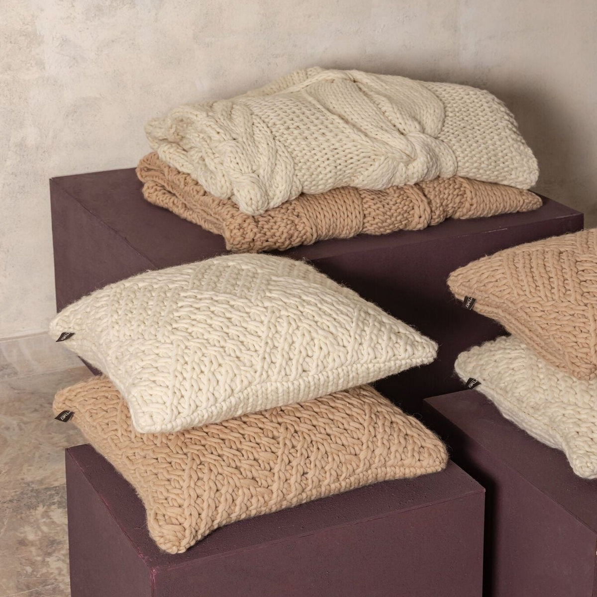 Rama Plaid Wol Handgebreid Taupe van PTMD, handgebreide taupe wollen plaid, tweede sfeerbeeld in een interieur