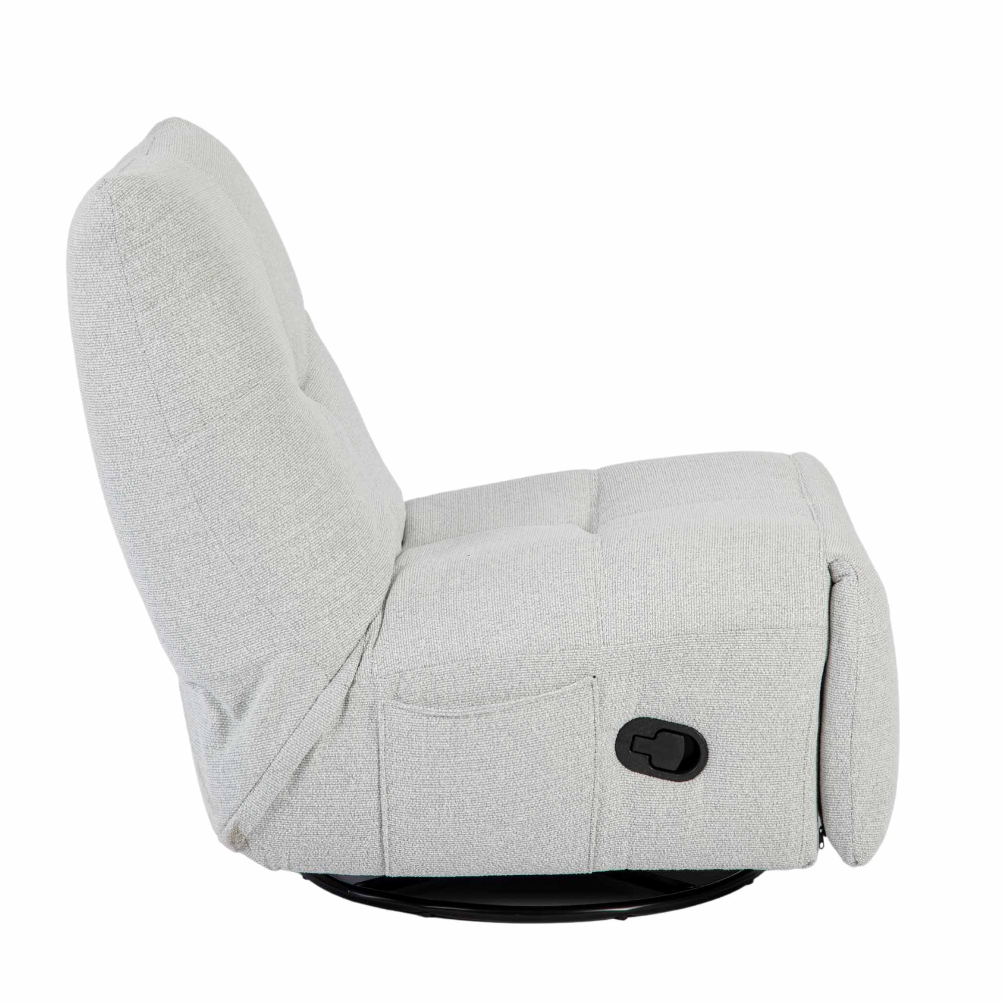 Relaxfauteuil Lazy van Starfurn in een lichte woonkamer naast een houten bijzettafel