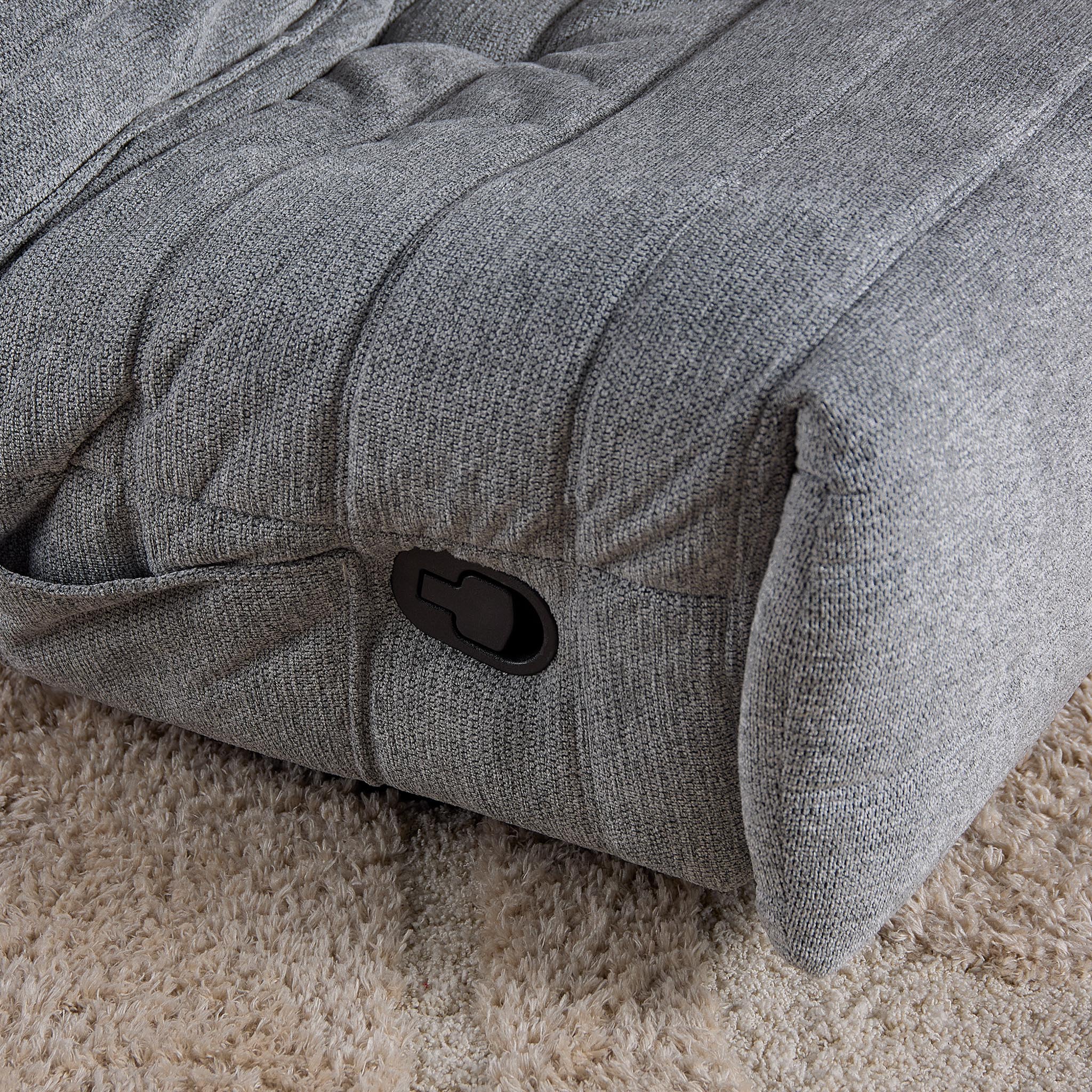 Relaxfauteuil Zen van Starfurn in grijs, detail van de armleuning met plooien