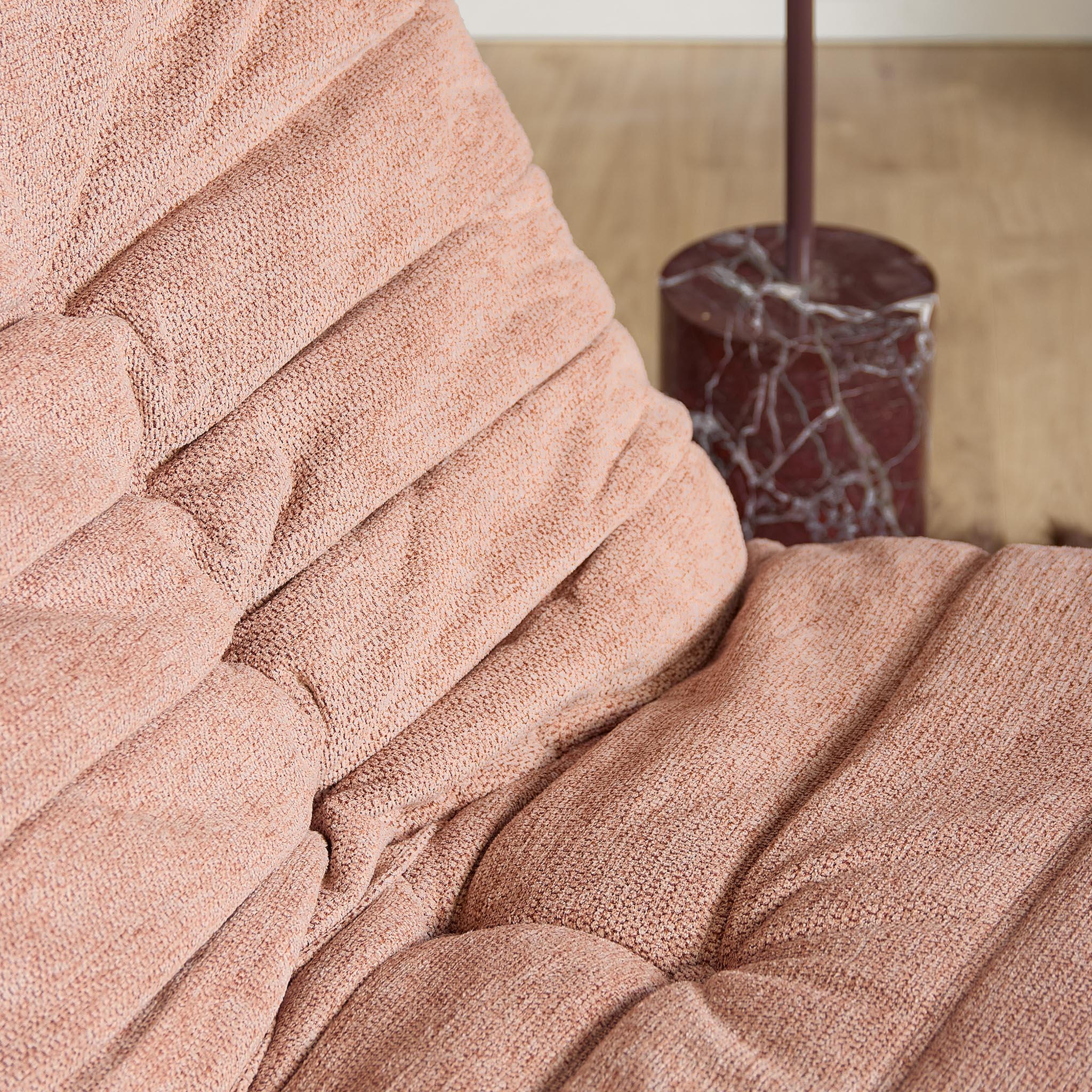 Relaxfauteuil Zen van Starfurn in roze stof, totaalbeeld van de fauteuil