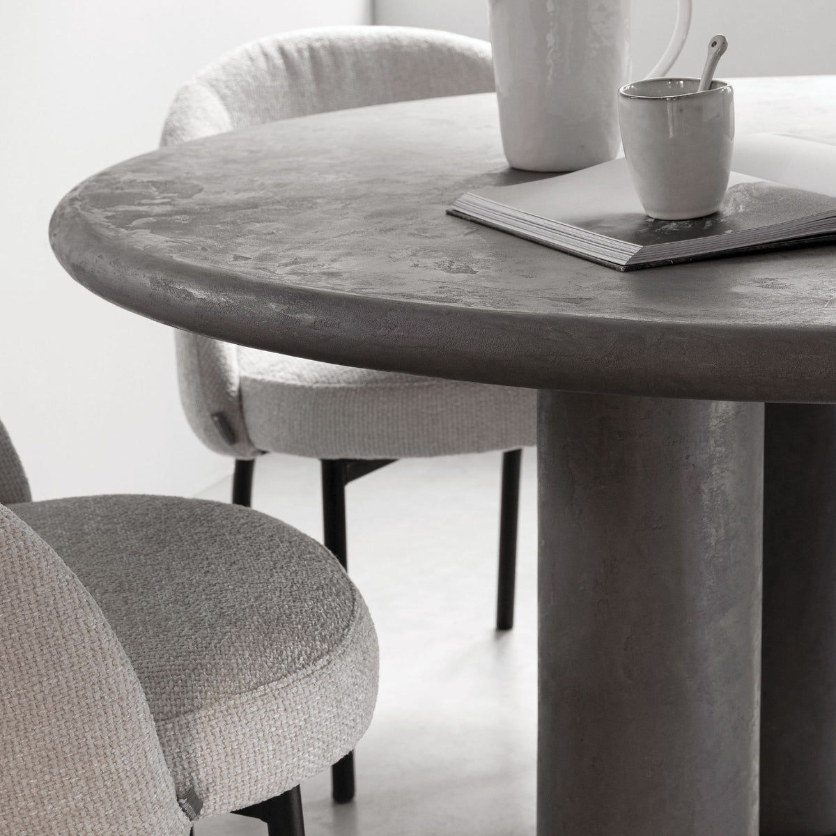 Ronde eettafel Scala Clio Dusk in sfeervolle eetkamer DTP Home