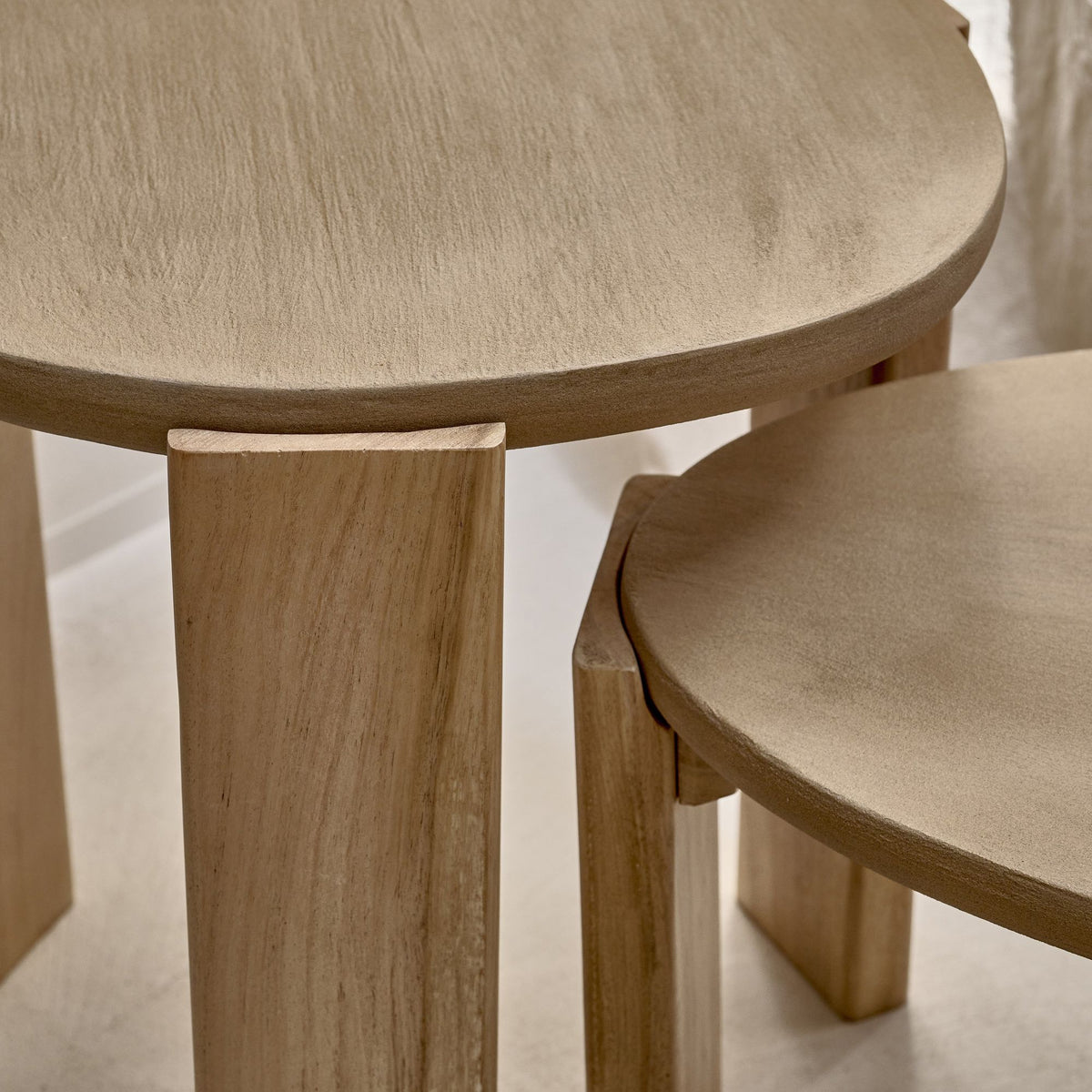 Salontafel Arena Kalkpleister Zandkleur van Pomax, sfeerbeeld met styling in huis