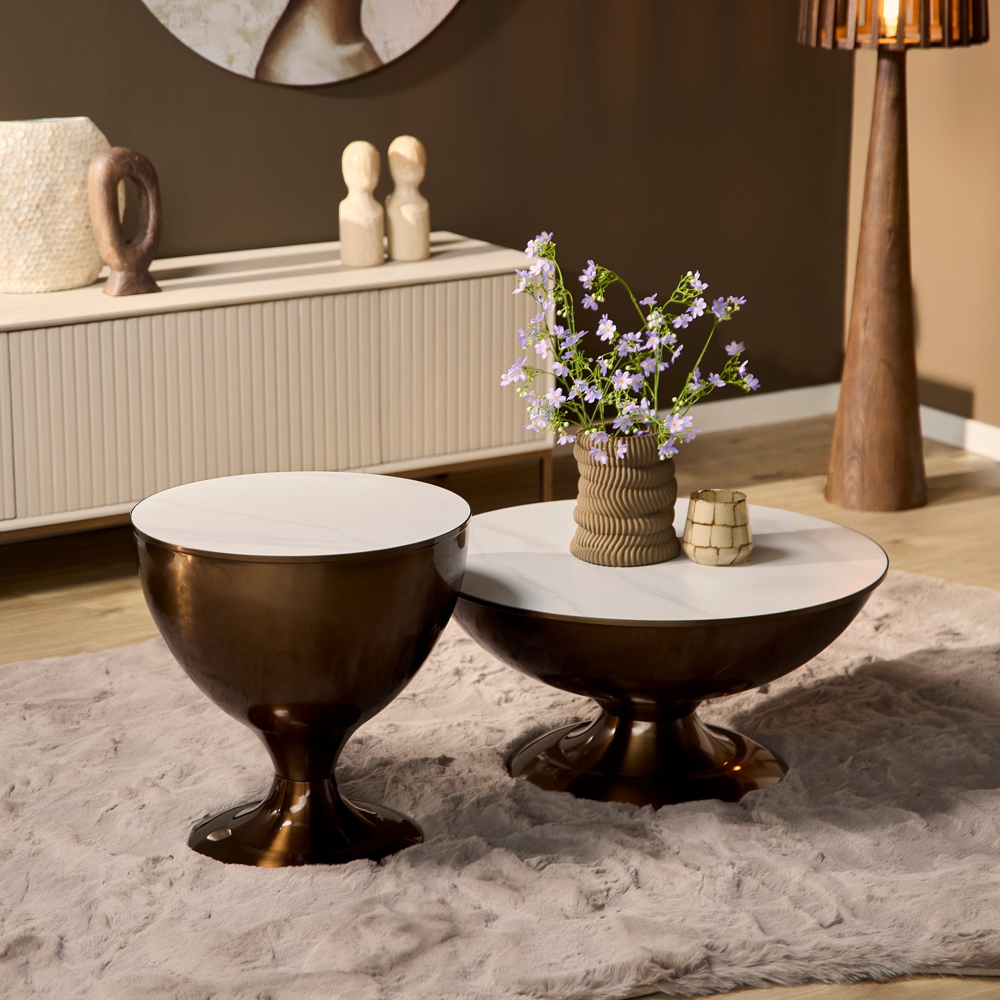 Salontafel Ava set van 2 van Starfurn in een woonkamer, naast een bank met een vloerkleed