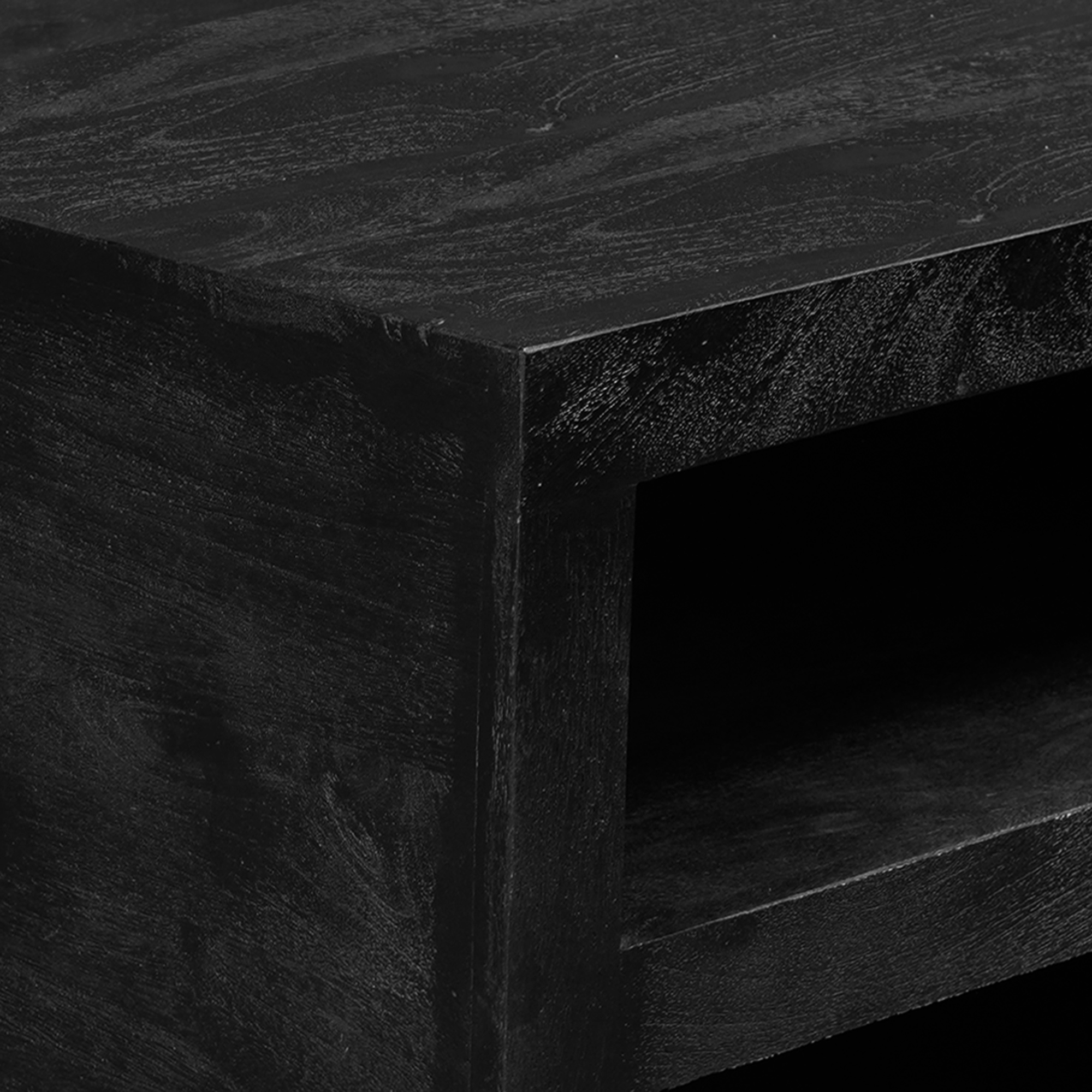Detail van de twee open vakken van de Salontafel Brussel Zwart van Starfurn
