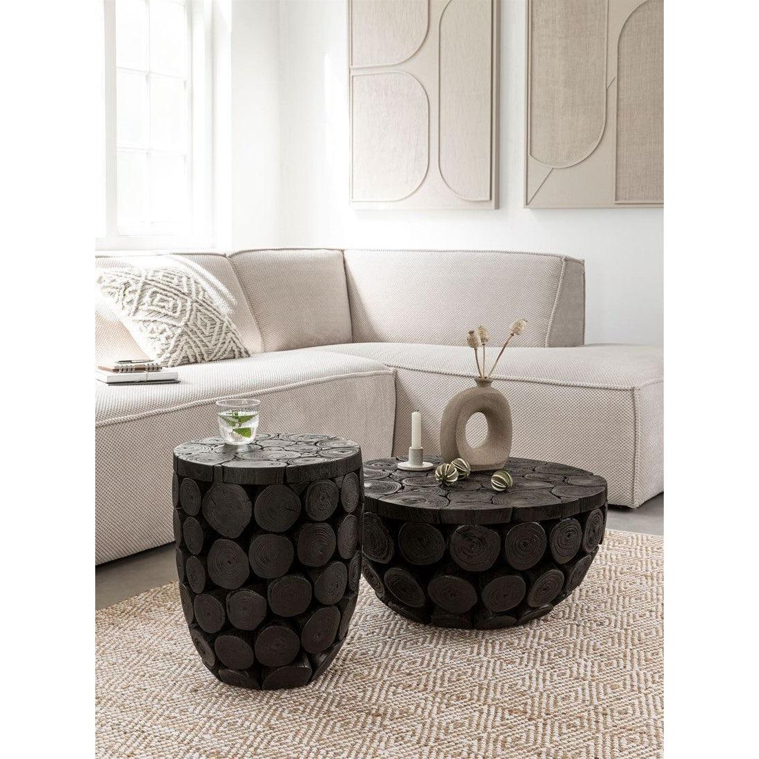 Salontafel Cone Laag van MUST Living naast een fauteuil in een sfeervol interieur