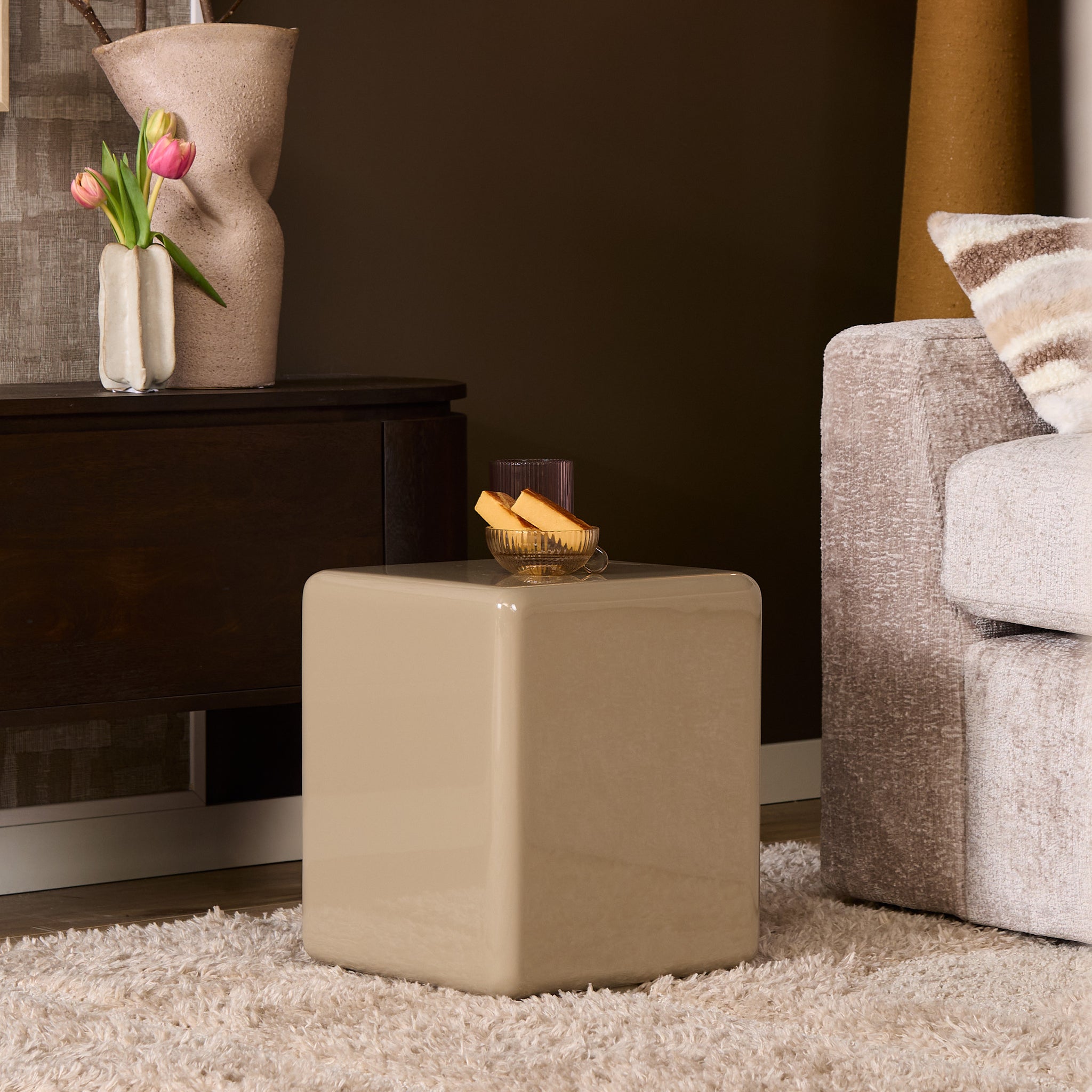 Salontafel Elias Beige 30cm van Starfurn van opzij met zicht op de houten poten en de hoogte