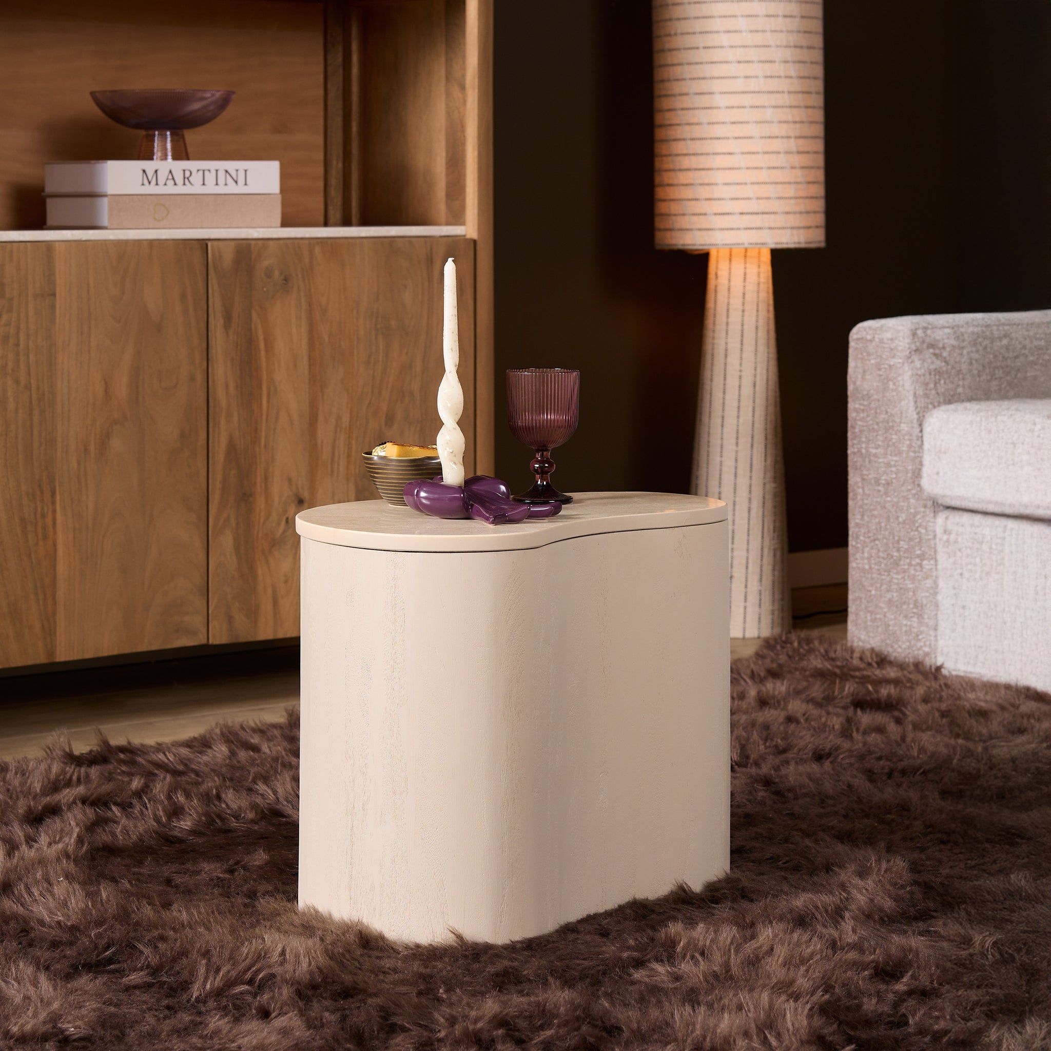 Salontafel Lovi Zand 50cm van Starfurn gestyled met een kaars en een klein boek