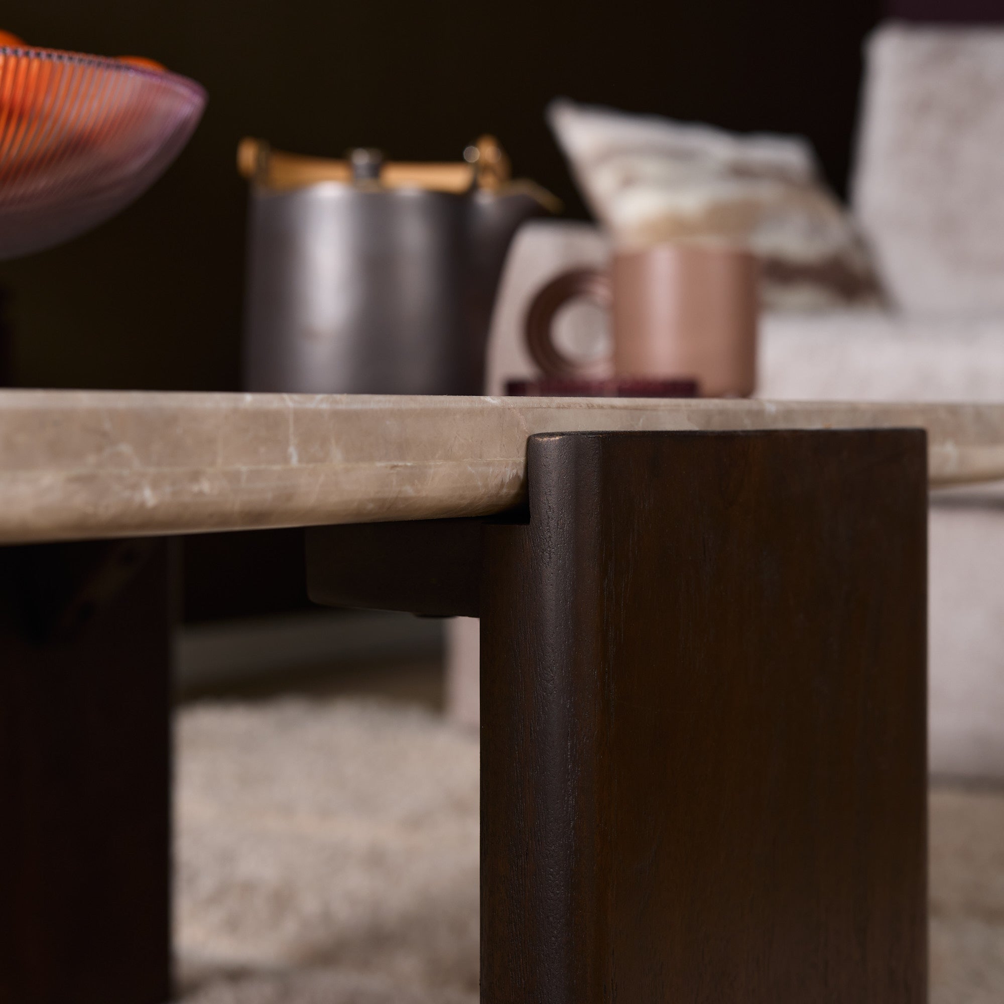 Salontafel Maeve van Starfurn in een sfeerbeeld met vloerkleed en fauteuil
