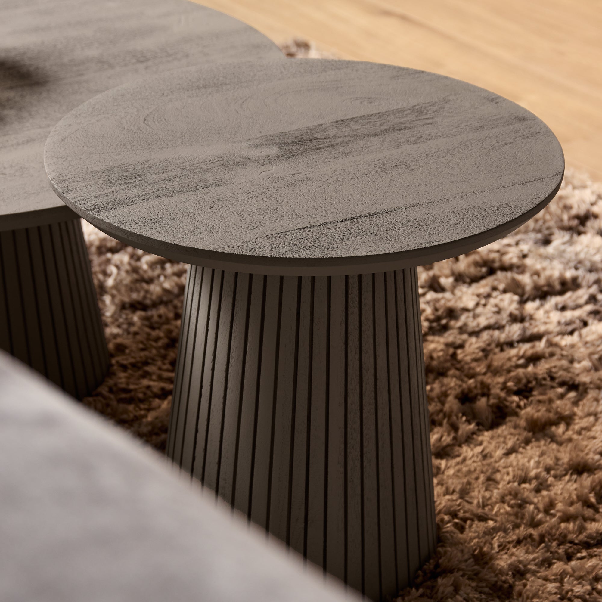 Ronde salontafel Solana van Starfurn, verticaal lattenpatroon op de poot in warme taupe tint