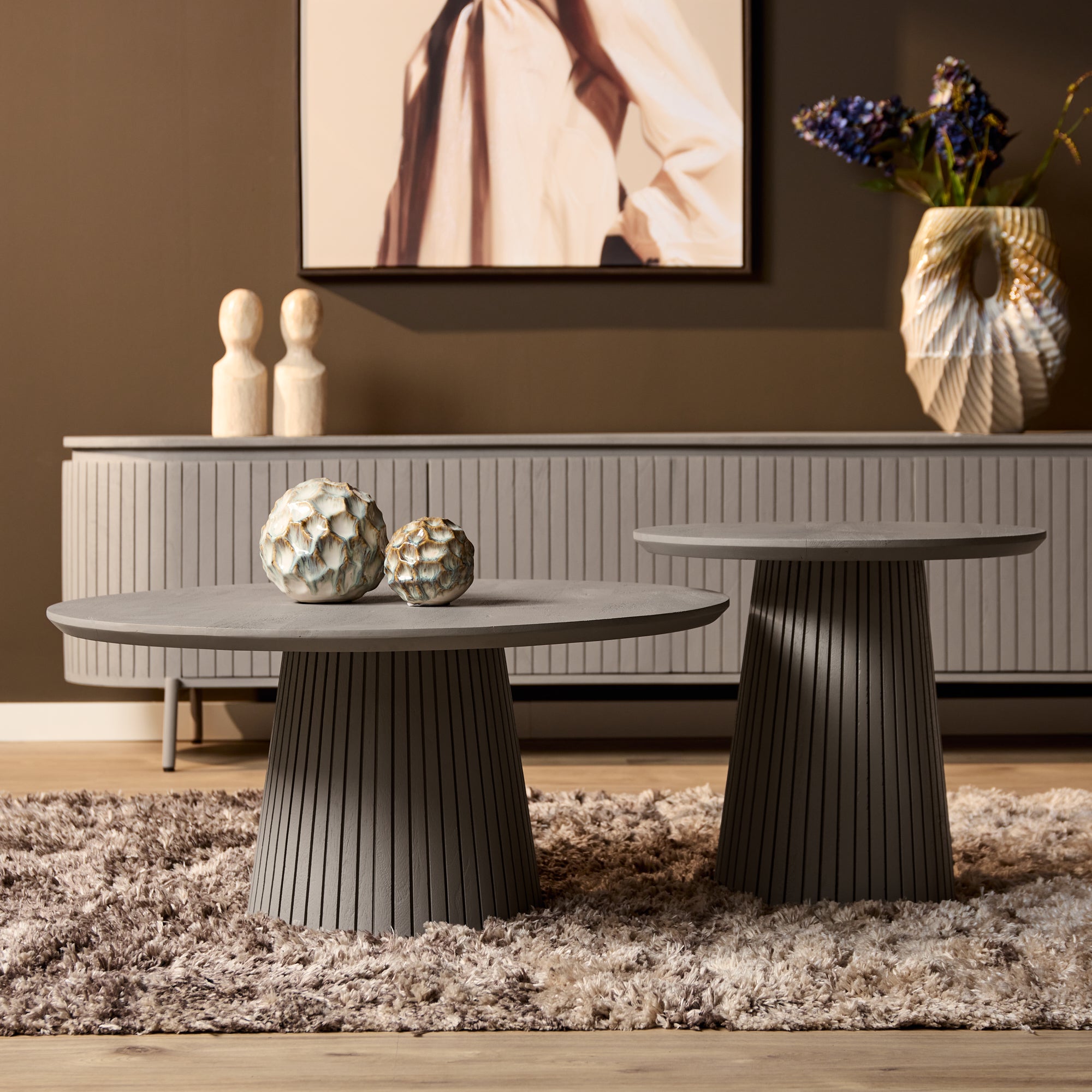 Salontafel Solana van Starfurn van opzij gezien, massief mangohouten blad in taupe