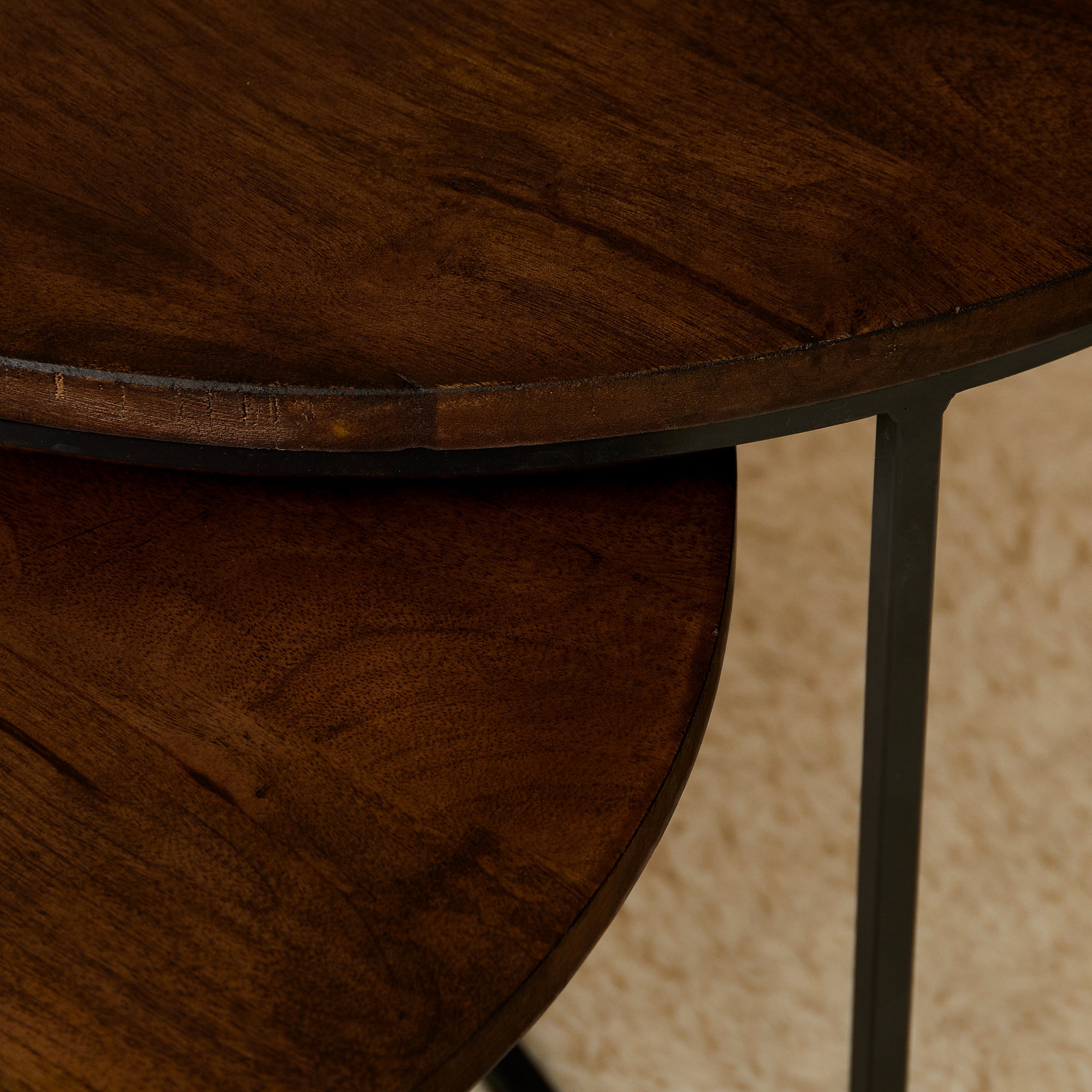 Salontafels Madison van Starfurn met de grote ronde tafel van 70 cm doorsnede in beeld