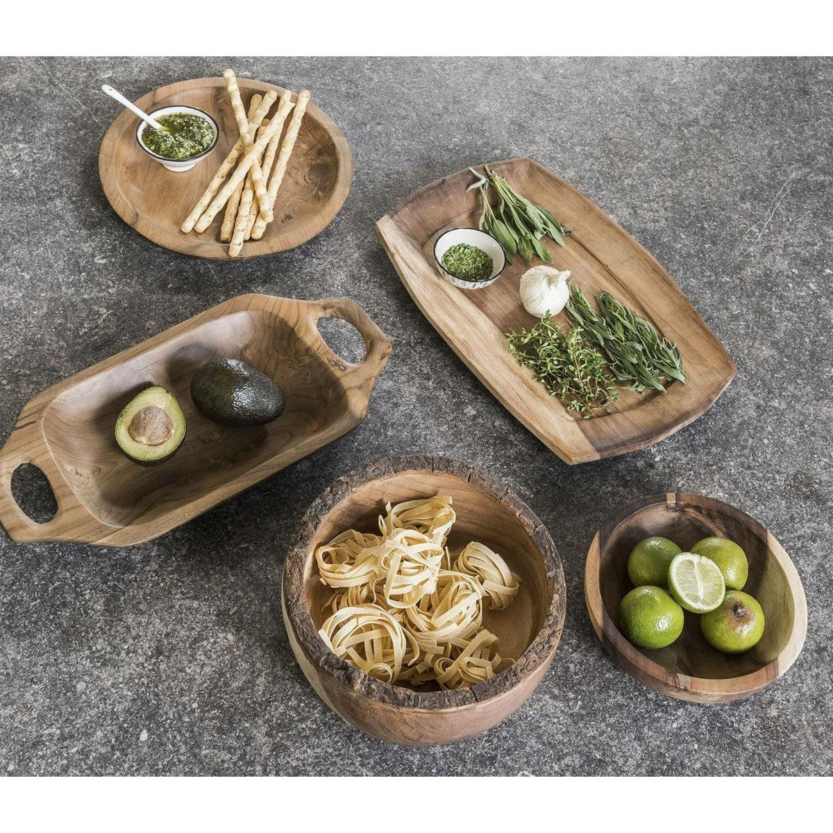 Schaal Sweet&Sour van MUST Living, brede vlakke teakhouten schaal in naturel op een eettafel