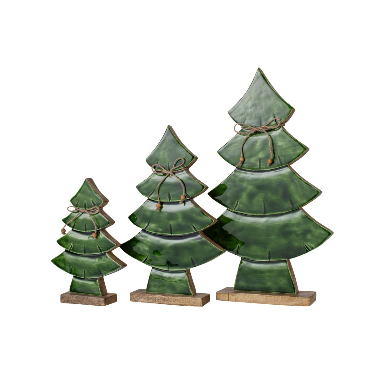 Kerstbomen Met Strik van J-Line, de drie maten schuin naast elkaar met jute strikjes en naturel houten voet