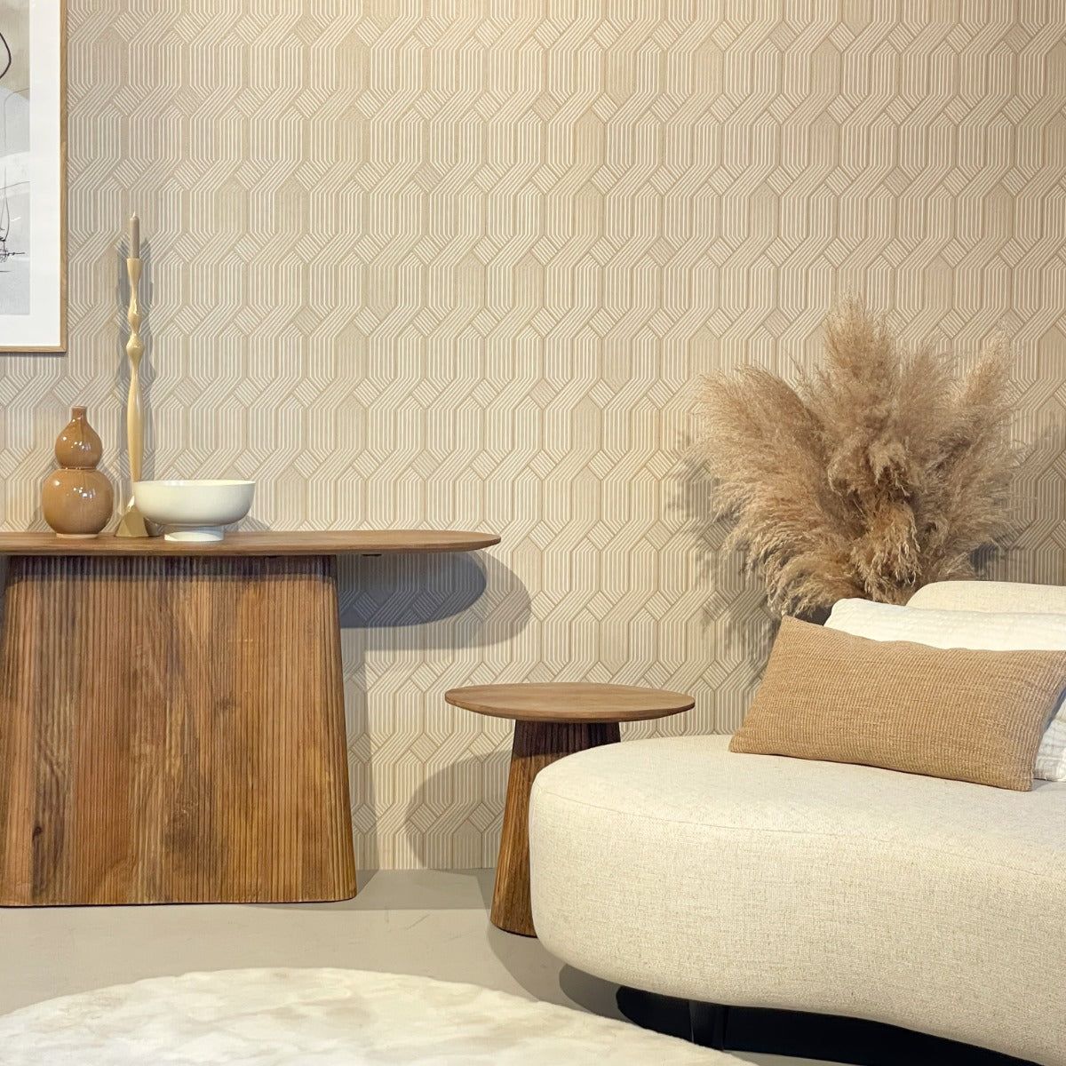 Salvator sidetable in Pecan tegen een lichte wand met vaas en lijst erboven