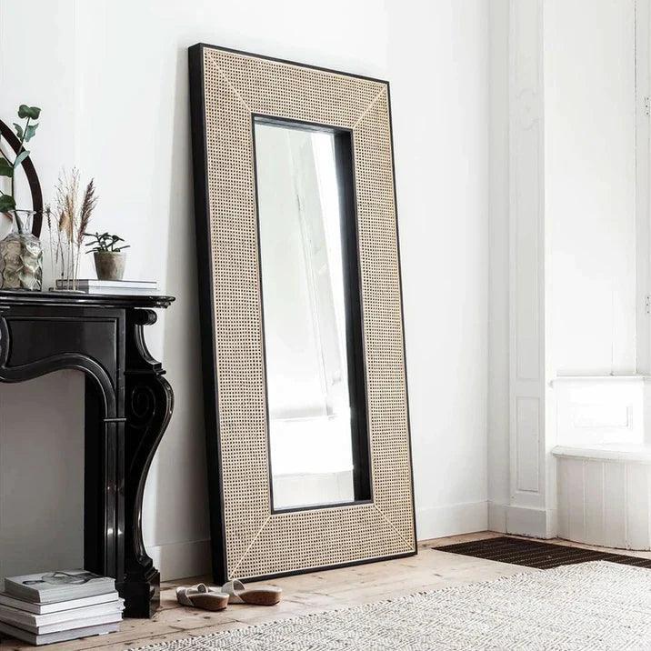 Spiegel Raffles van MUST Living in een interieur, zwarte lijst met gevlochten rotan tegen de wand