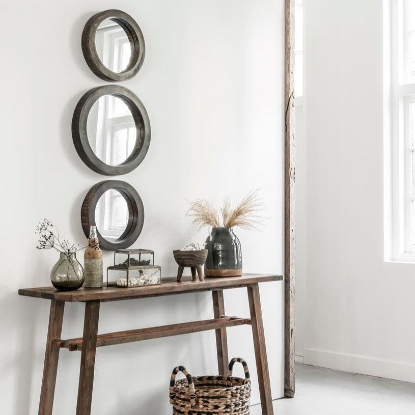 Spiegel Reflections Rond Small van MUST Living, ronde spiegel van 35 cm met smalle rand tegen een lichte wand
