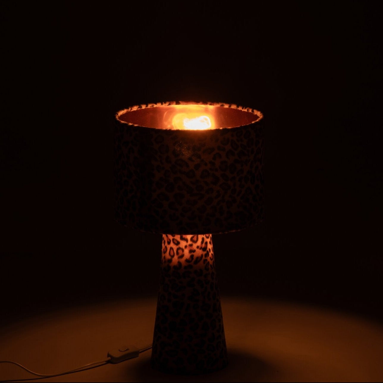 Tafellamp Panterprint Stof Multi Small van J-Line, vijfde weergave van de lamp met panterprint