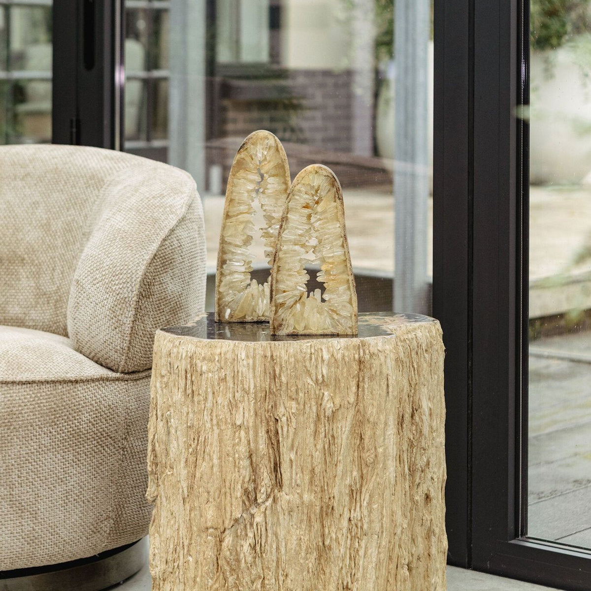 Taly Kruk Versteend Hout van PTMD, lichte kruk met decoratie bij een fauteuil voor een raampartij