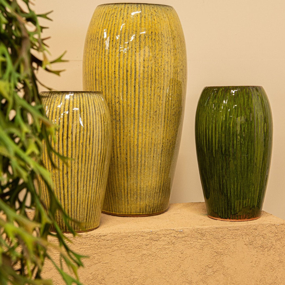 Tamica Dark Green Ceramic Pot M van PTMD, sfeerfoto gecombineerd met andere Tamica potten