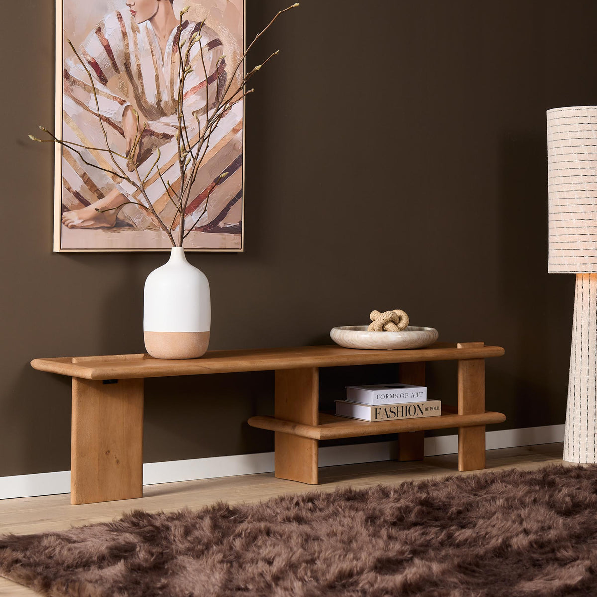 Sfeerbeeld van het naturel mangohouten tv-meubel Lina met decoratie
