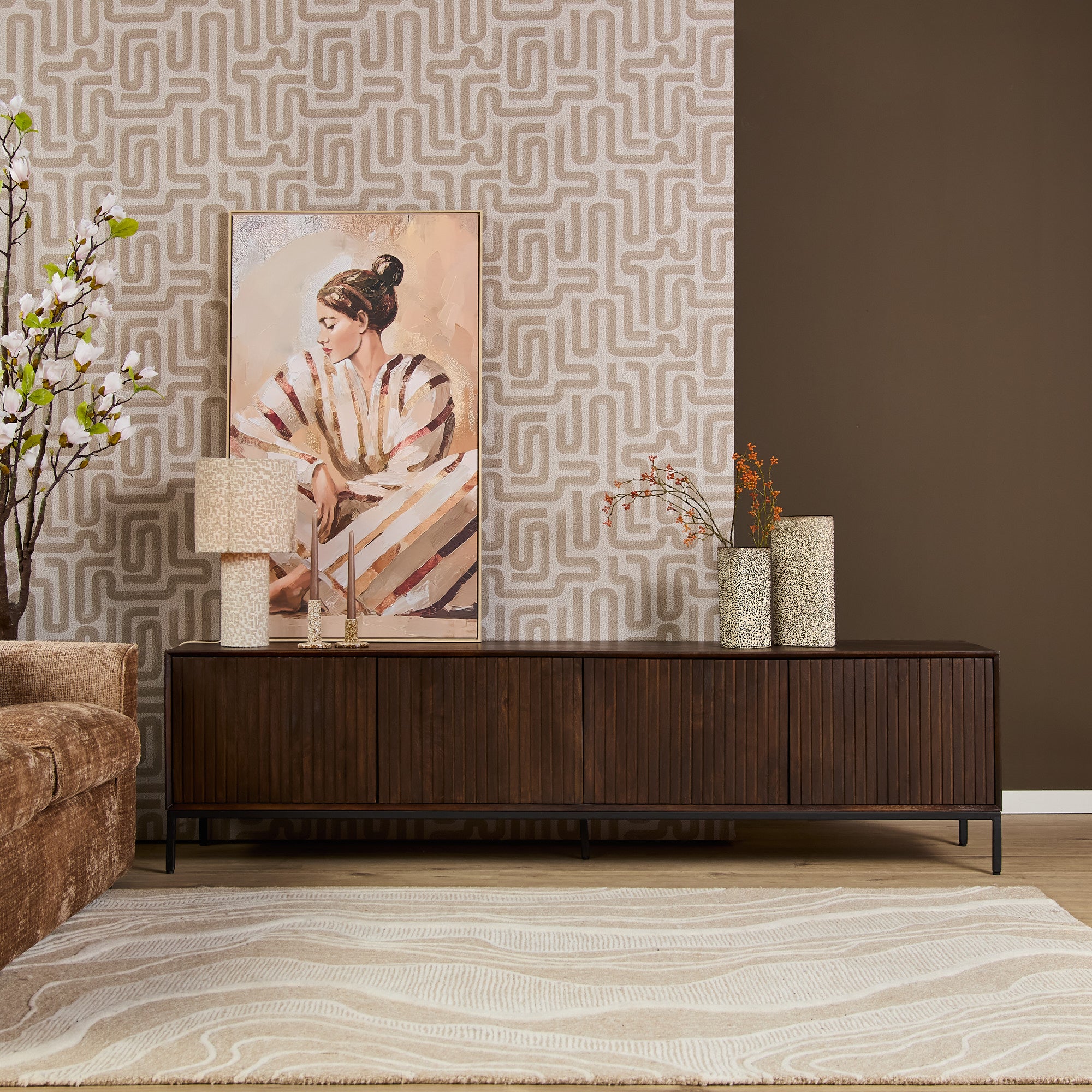 Tv Meubel Madison Mangohout Bruin 210cm van Starfurn, gestyled met televisie en decoratie erop