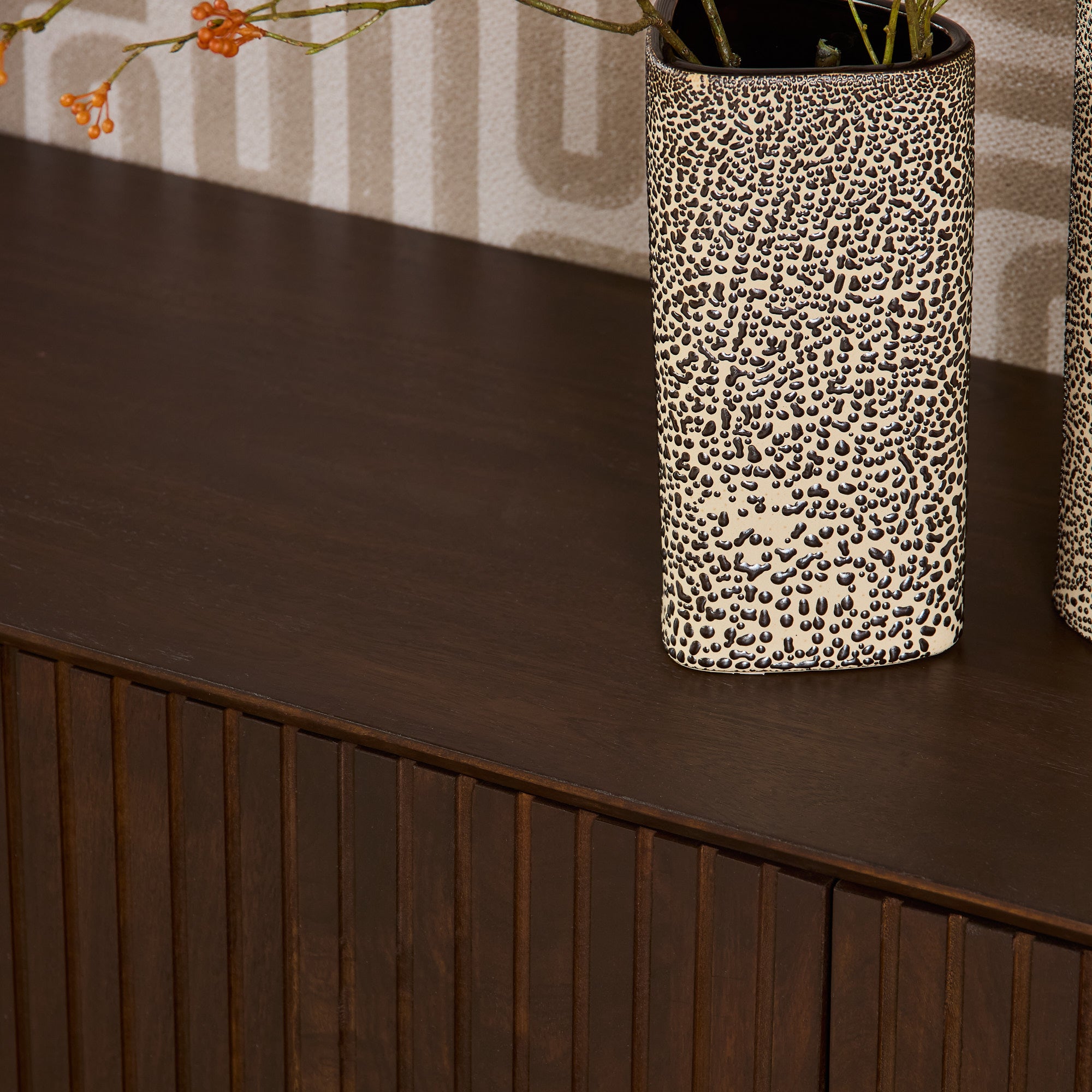Tv Meubel Madison Mangohout Bruin 210cm van Starfurn, close up van het lattenpatroon op de deur