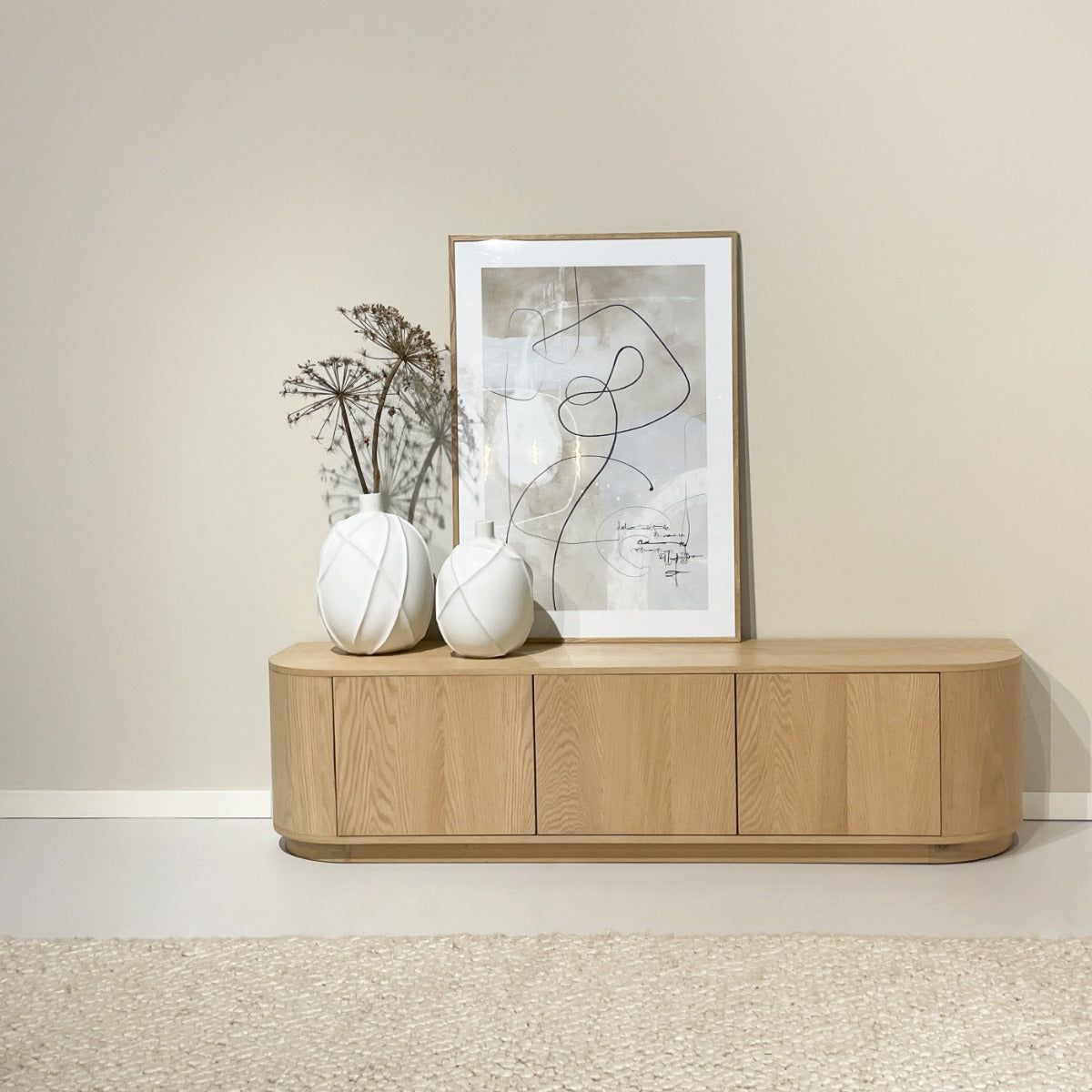 TV-meubel Novero naturel 180cm in een woonkamer