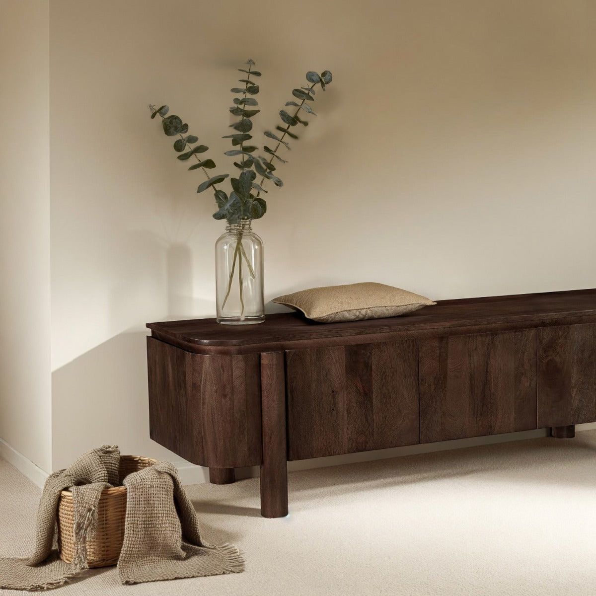 TV-meubel Salano chestnut 170cm in een woonkamer