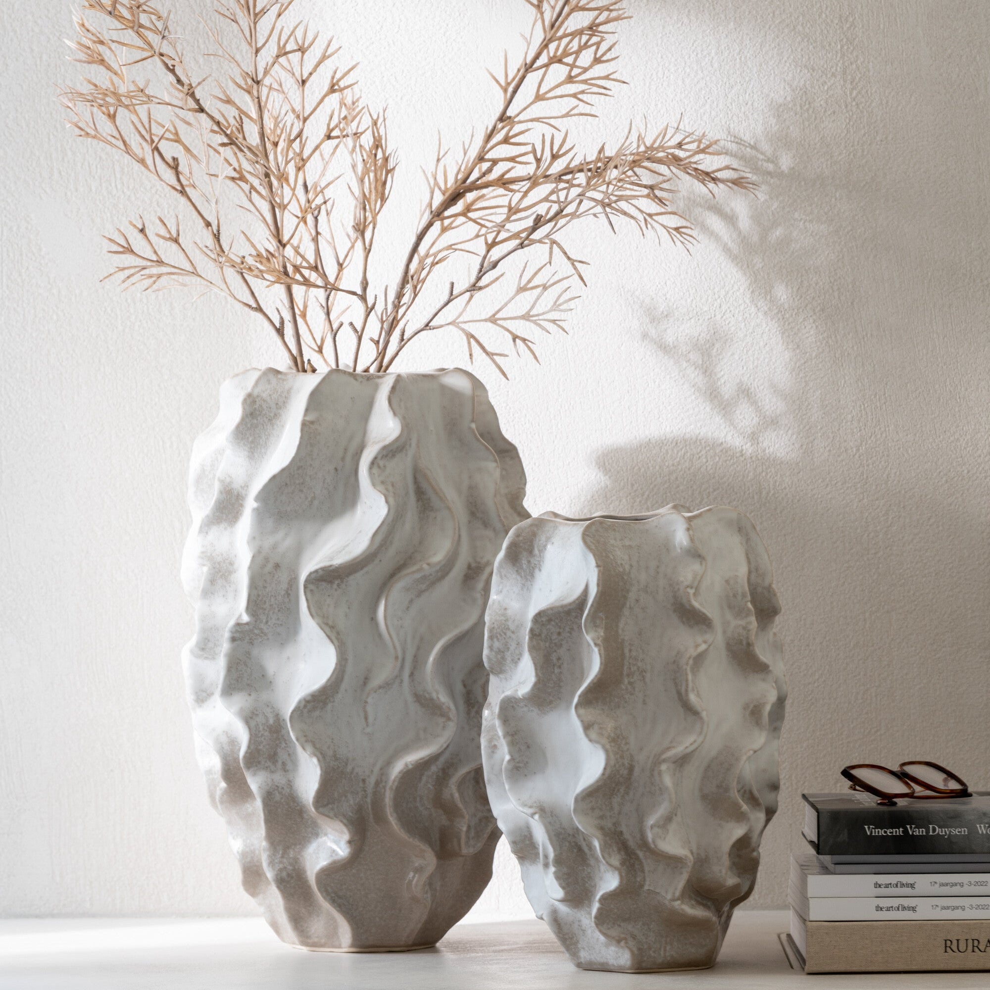 Vaas Abstract Golven Keramiek Beige Large L33cmxB33cmxH48cm - Vaas - J-Line - livinglovely.nl
