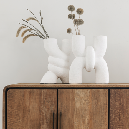 Vaas Spiral van MUST Living, witte vaas met droogbloemen op een dressoir