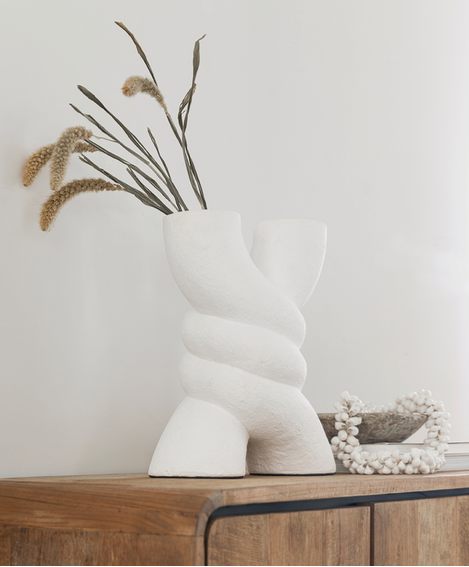 Vaas Spiral van MUST Living, detail van de handbeschilderde witte afwerking