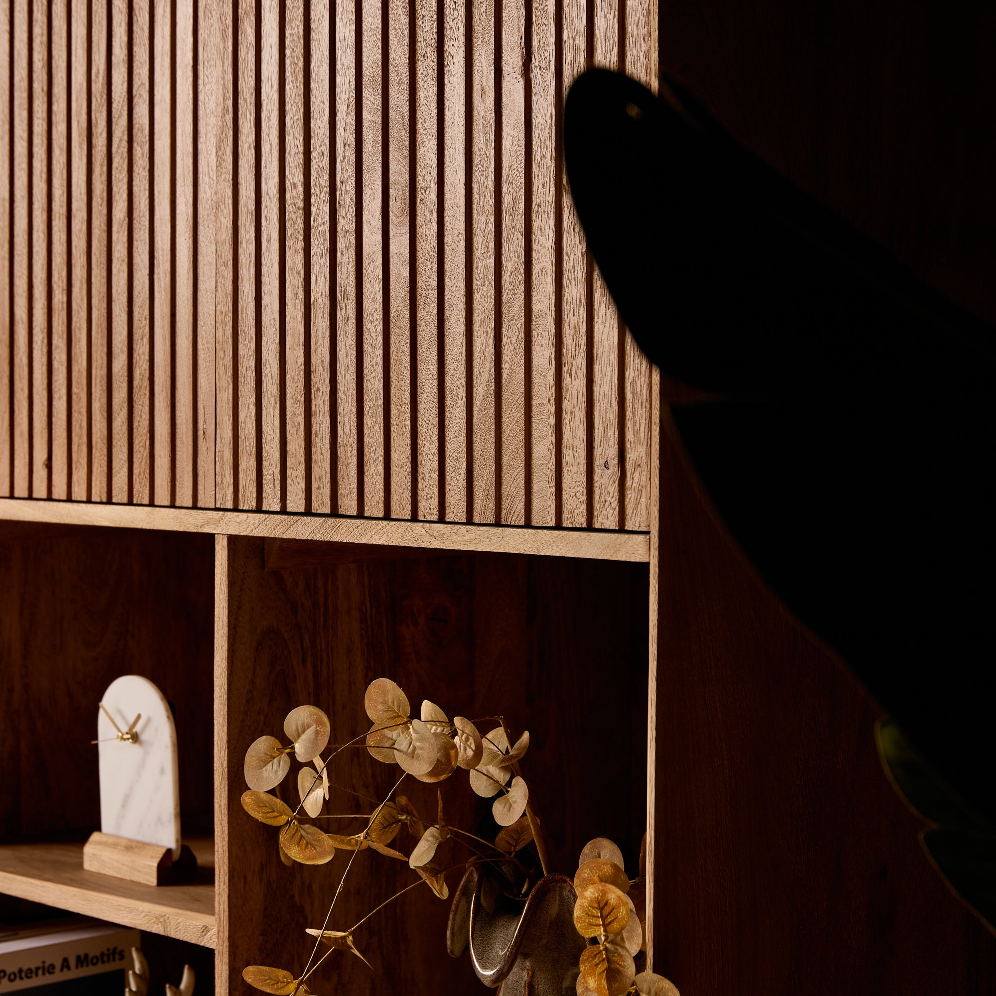 Mangohouten vakkenkast Madison Naturel van Starfurn in een lichte woonkamer met gevulde open vakken