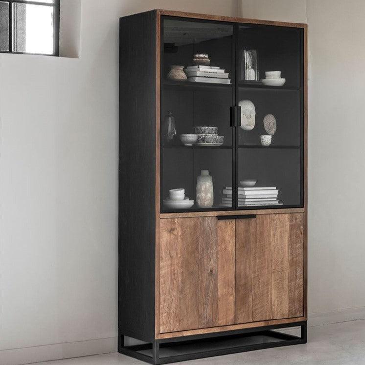 Vitrinekast Cosmo Small van DTP Home, vooraanzicht van de kast van 215cm hoog