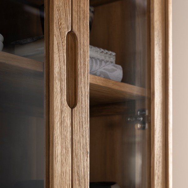 Forte vitrinekast met glazen deuren en houtnerf detail