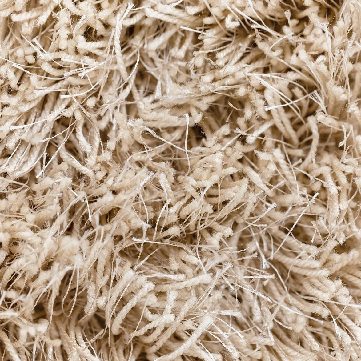 Vloerkleed Crown Beige Rond 150cm van MUST Living schuin van opzij gezien, met zicht op de zijkant en de afwerking