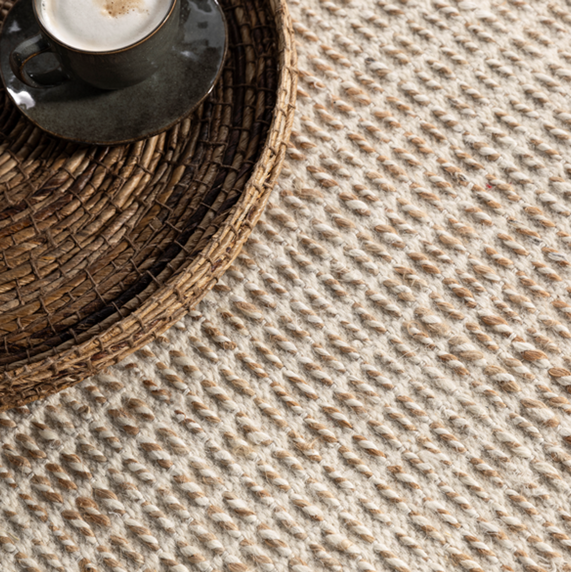 Vloerkleed Hero van MUST Living, detailfoto van de geweven jute en wol structuur in ivoor naturel