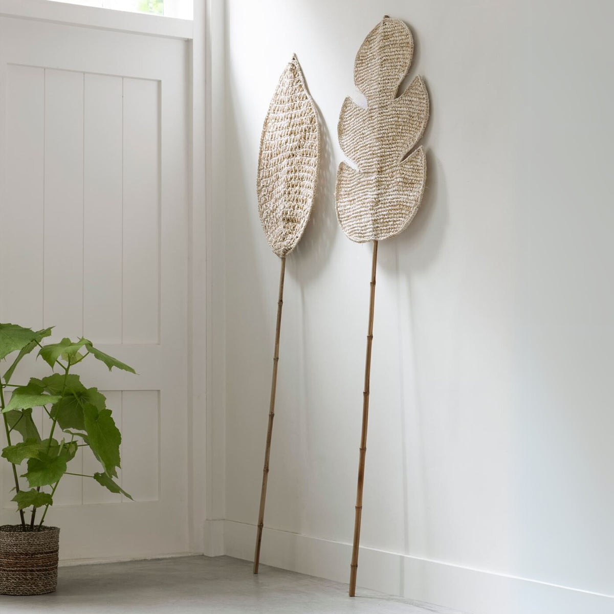 Detail van het Wandblad Ageal van MUST Living met de zachte bladstructuur en warme naturel tint
